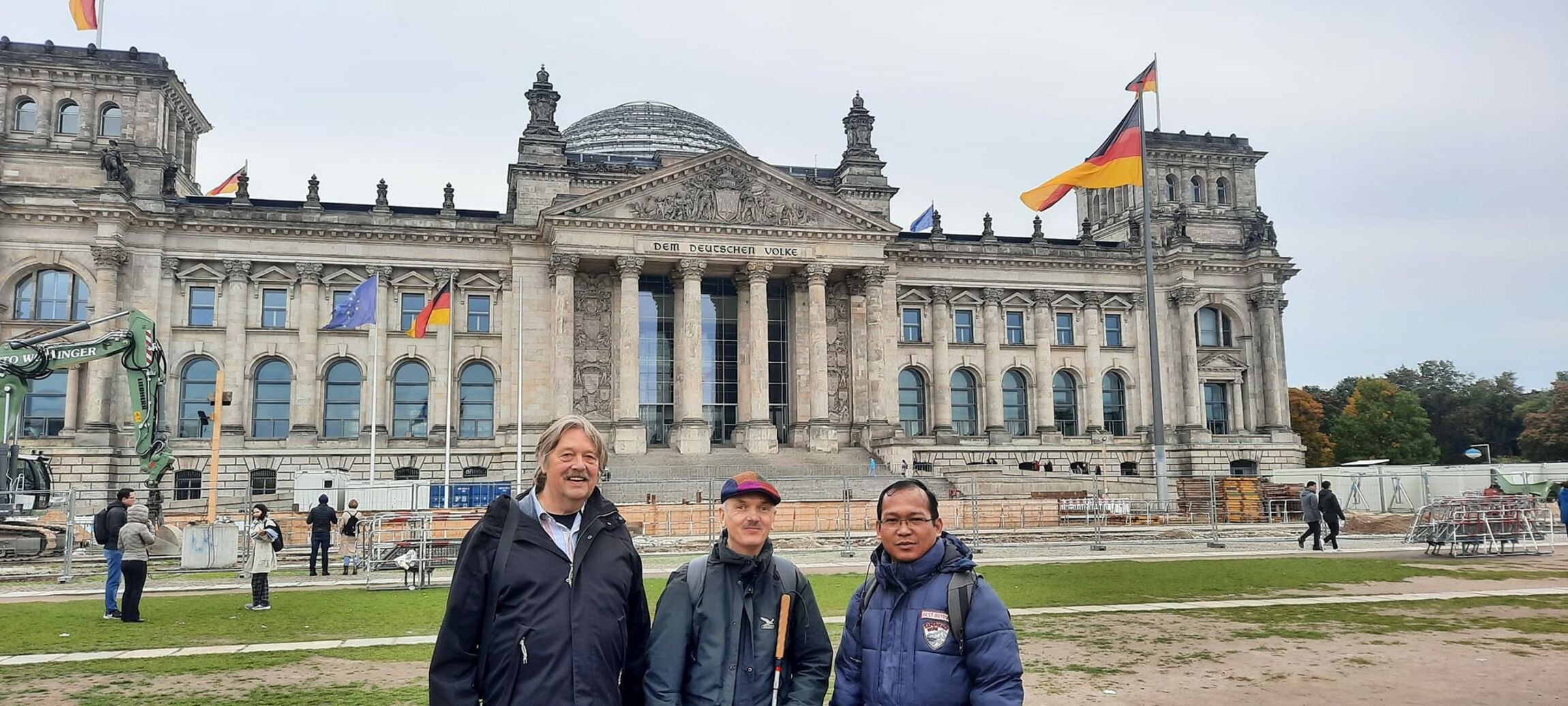 Pastor Wöhrmann, Pastor Chrzanowski und Pastor Linti Dongoran vor dem Reichstag