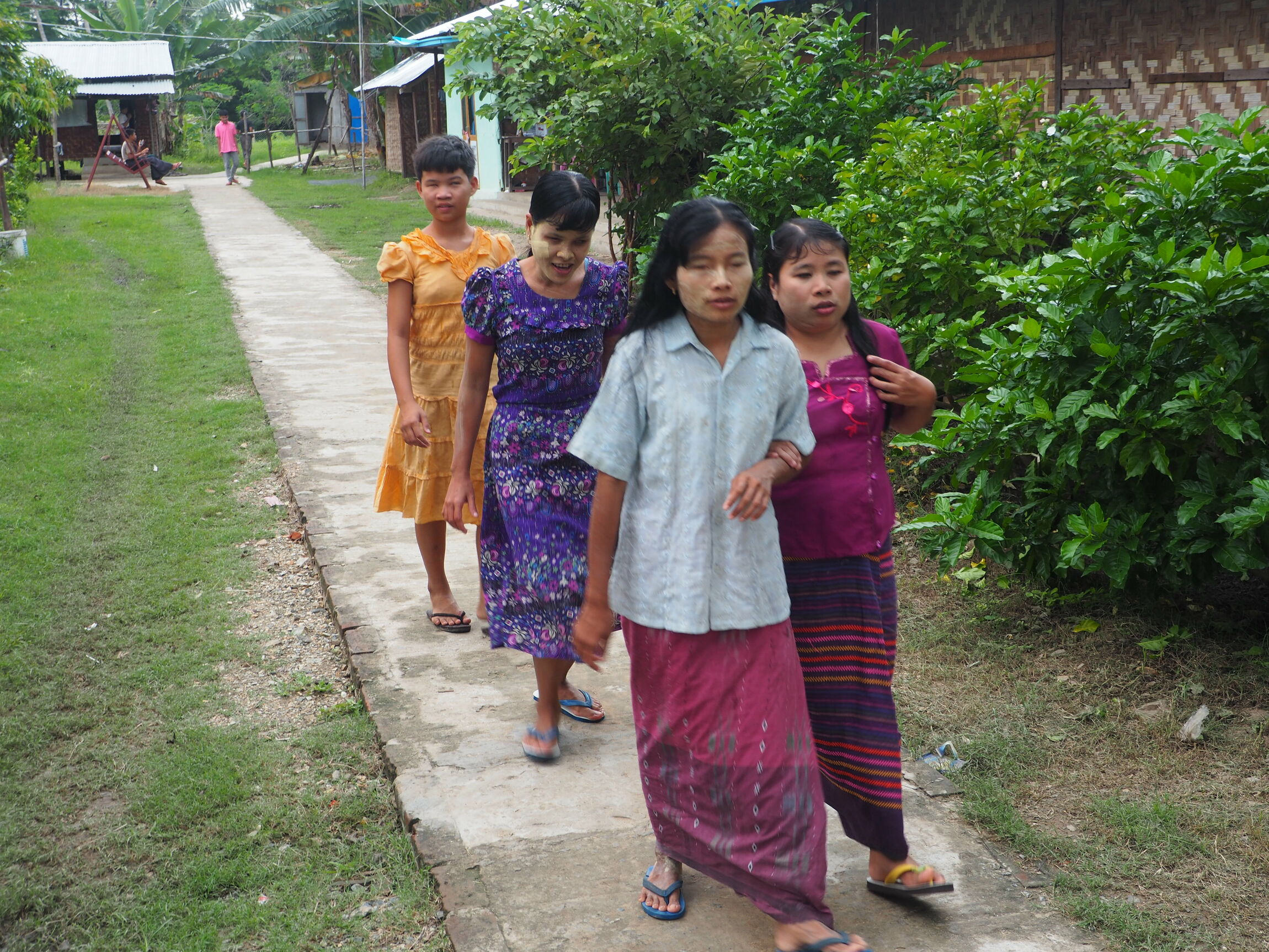 Vier Mädchen der Bawa Thit Blindenschule, Myanmar