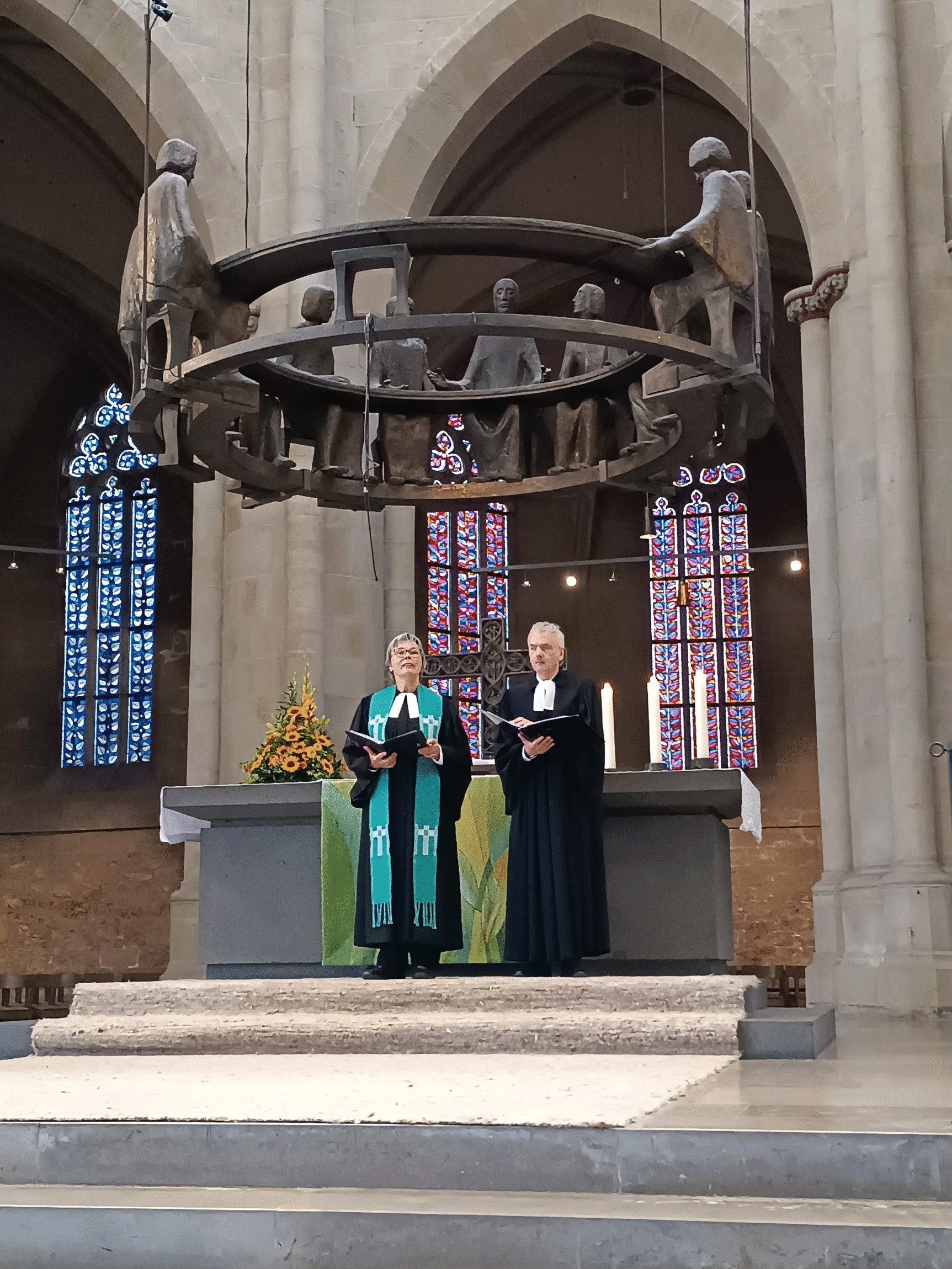 Frau Escobar und Herr Chrzanowski vor dem Altar in St. Andreas Hildesheim (24.09.2023)