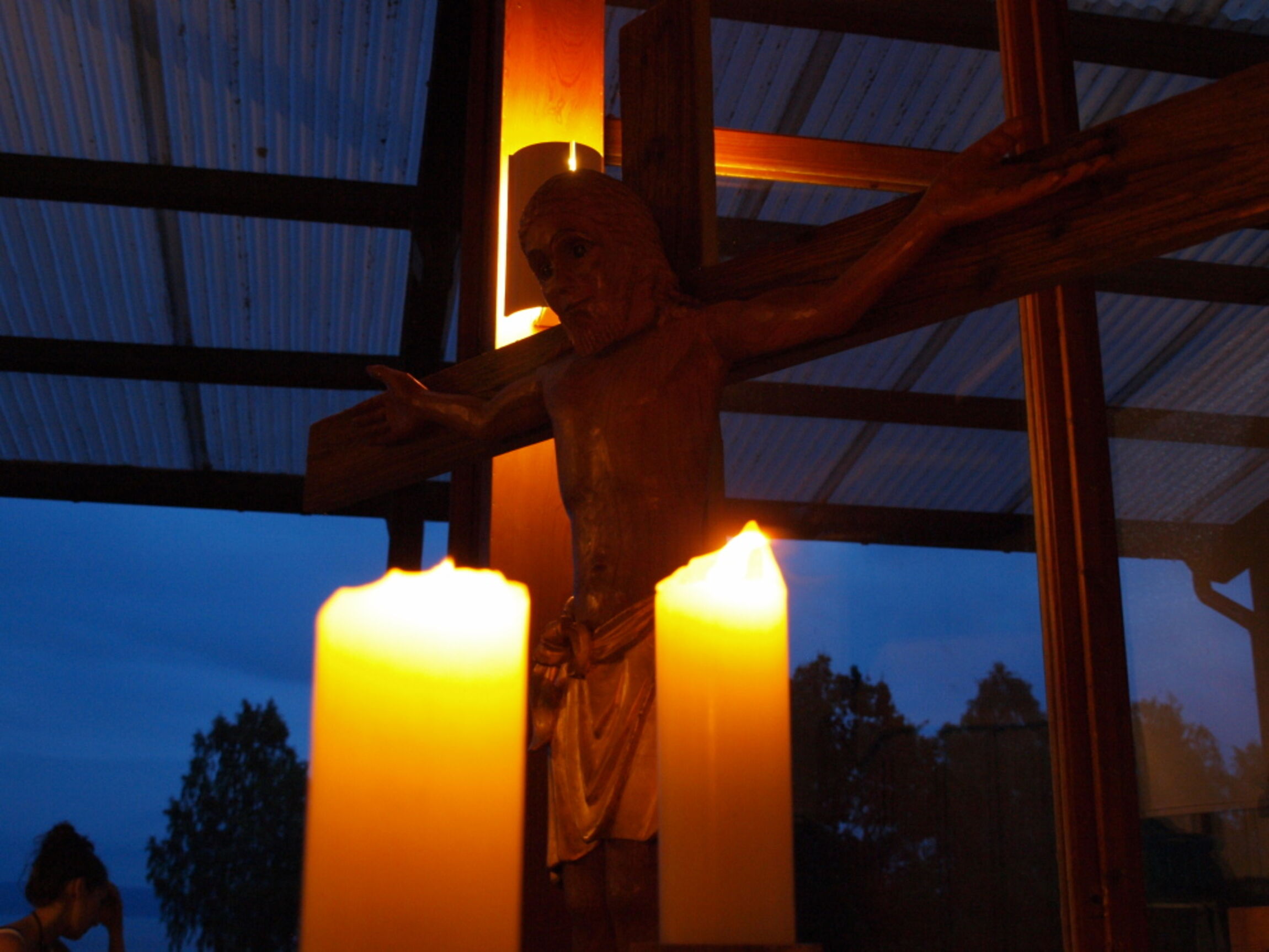 Kruzifix im Kerzenschein