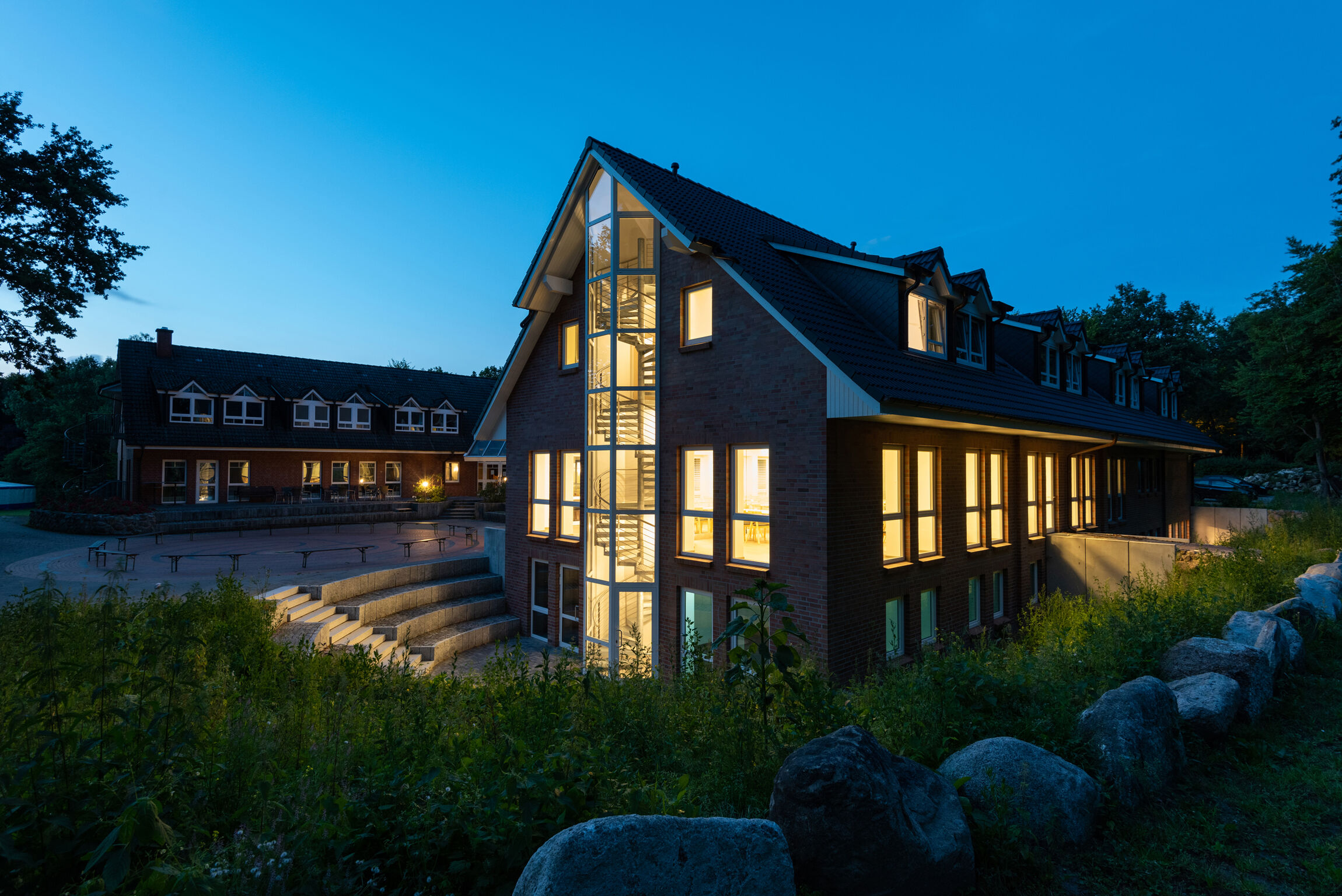 Haus 3 mit Amphitheater bei Nacht