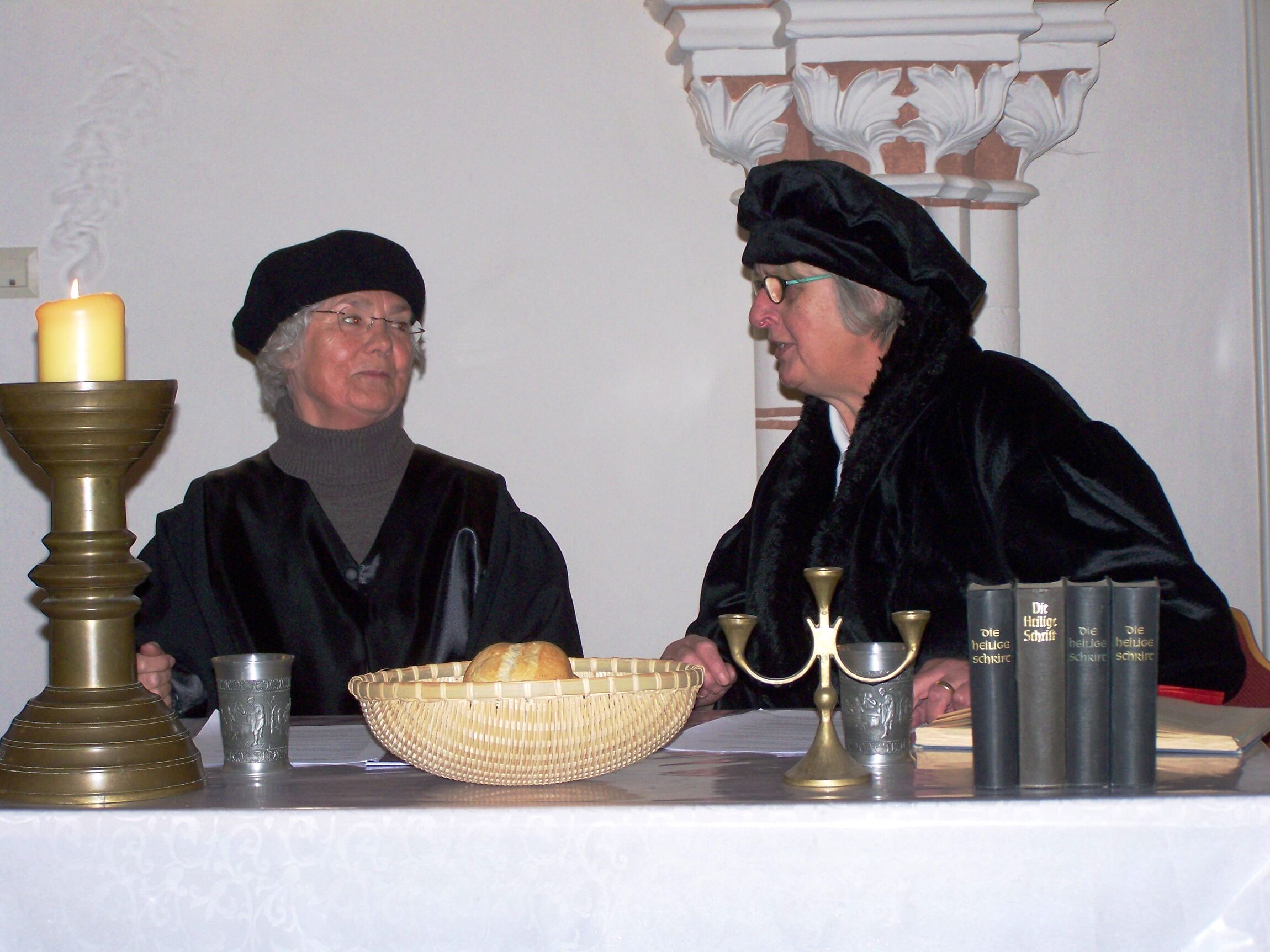 Edelgard Schlagmann und Wera Wessel als Philipp Melanchthon und Martin Luther bei der Präsentation von Hallo Luther 2010