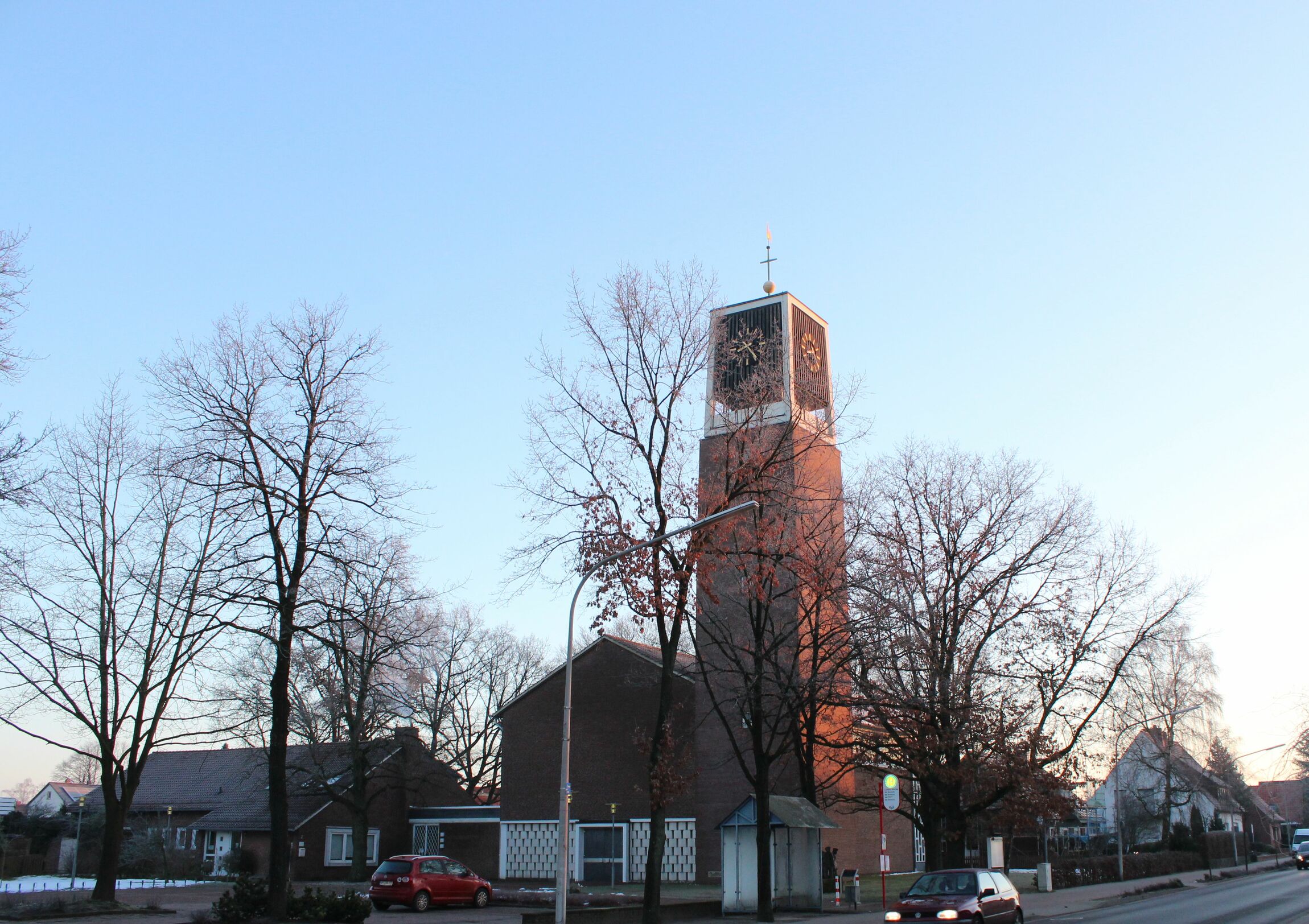 helle Kirche am Wintermorgen
