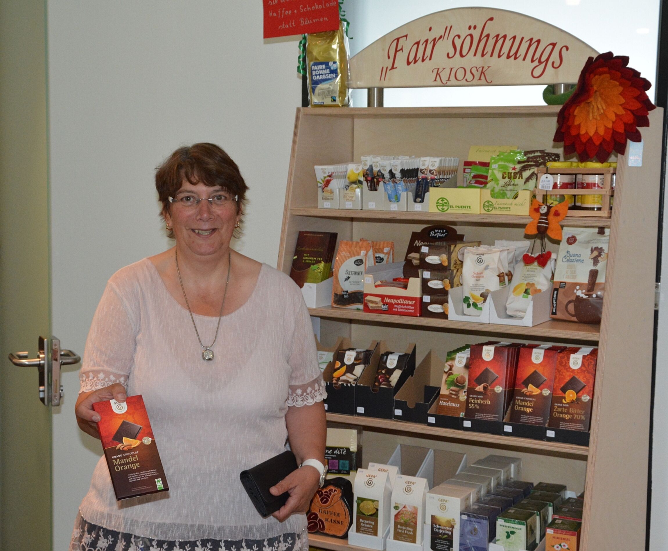Küsterin Petra Beuke kümmert sich um den Fairsöhnungs-Kiosk 