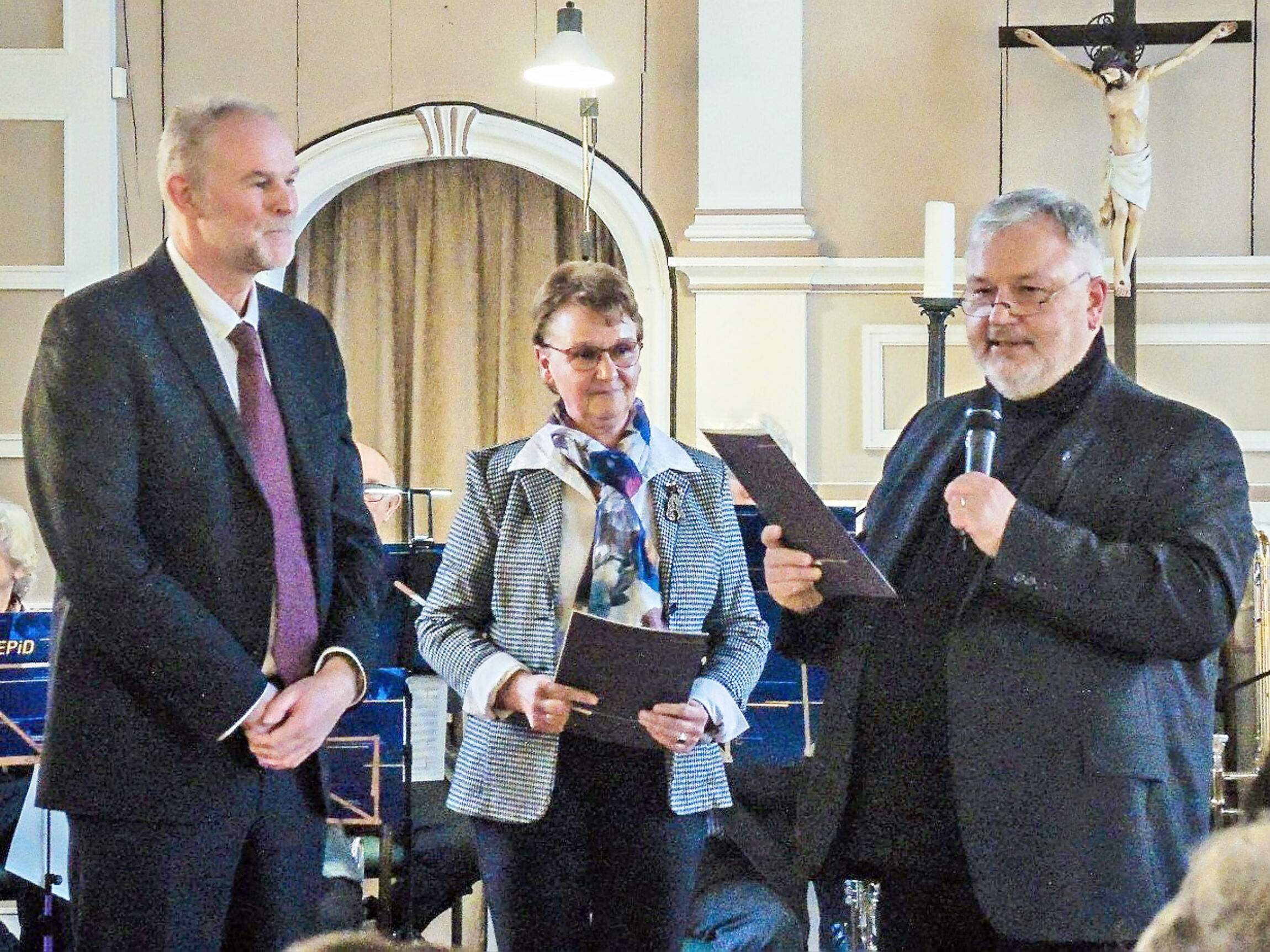 Joachim Köhler wurde für 50 Jahre und Christiane Cordes für 25 Jahre Mitgliedschaft im Posaunenchor von Landesposaunenwart Reinhardt Gramm geehrt