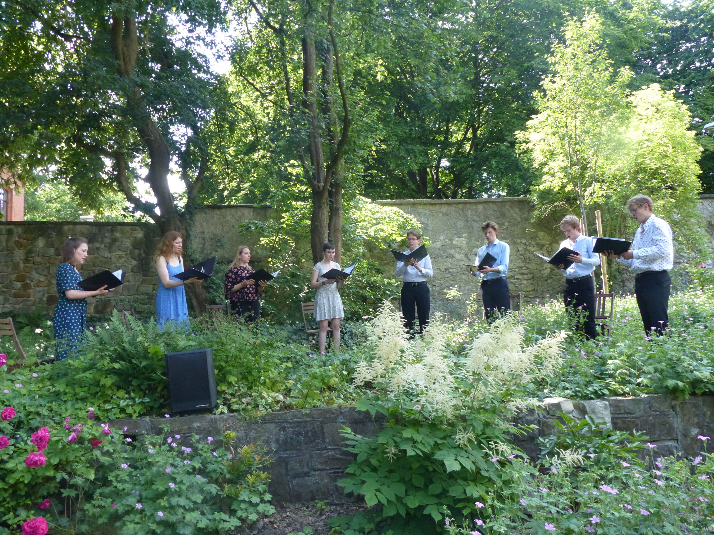 Vokalensemble boccappella im Gemeindehausgarten