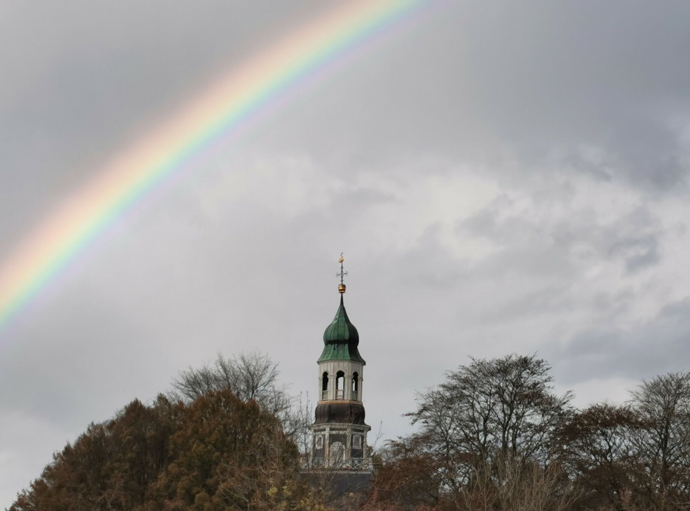 Regenbogen über der Lutherkirche im November 2023