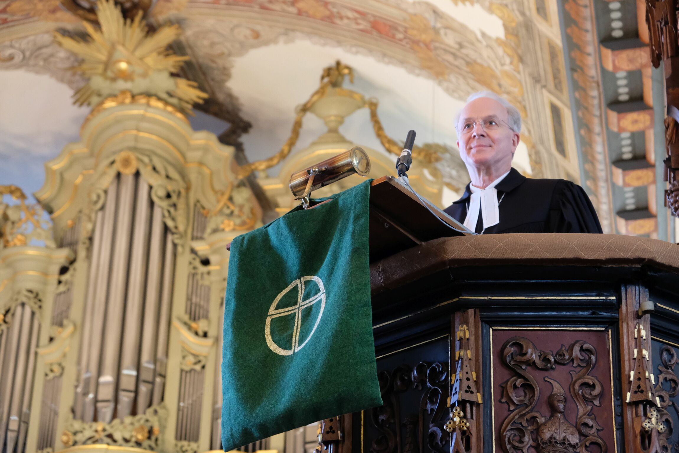  Regionalbischof Dr. Detlef Klahr hielt die Predigt im Abschiedsgottesdienst von Kirchenmusikdirektor Joachim Gehrold in der Lutherkirche in Leer die Predigt.