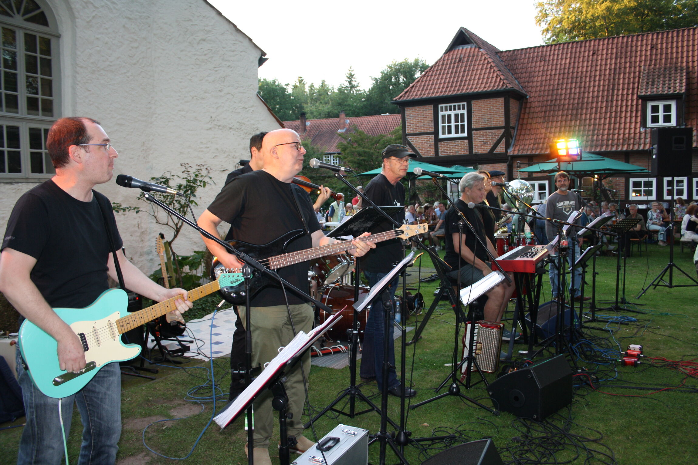 Die Lehrerband des Walsroder Gymnasiums spielte zum zehnjährigen Bestehen an der Meinerdinger Kirche. Auch ehemalige Bandmitglieder waren aktiv dabei.