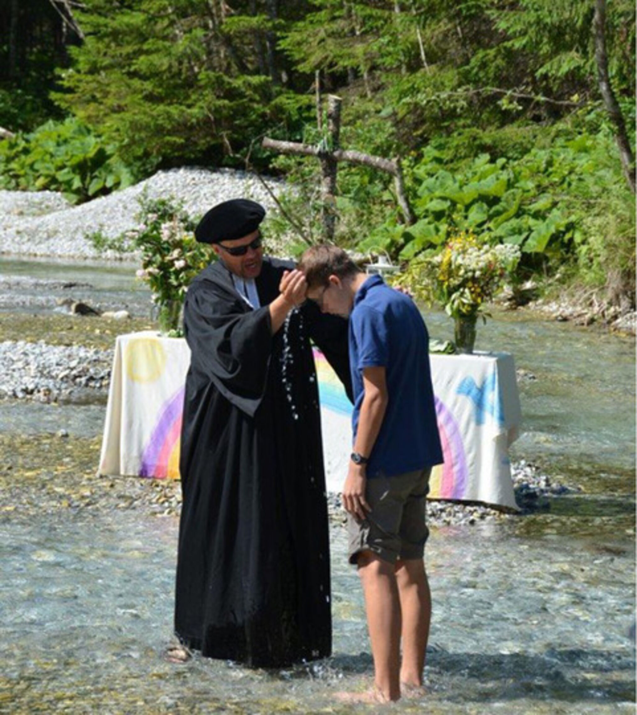 Taufe im Fluss (Pastor Rumberg mit jugendlichem Täufling)