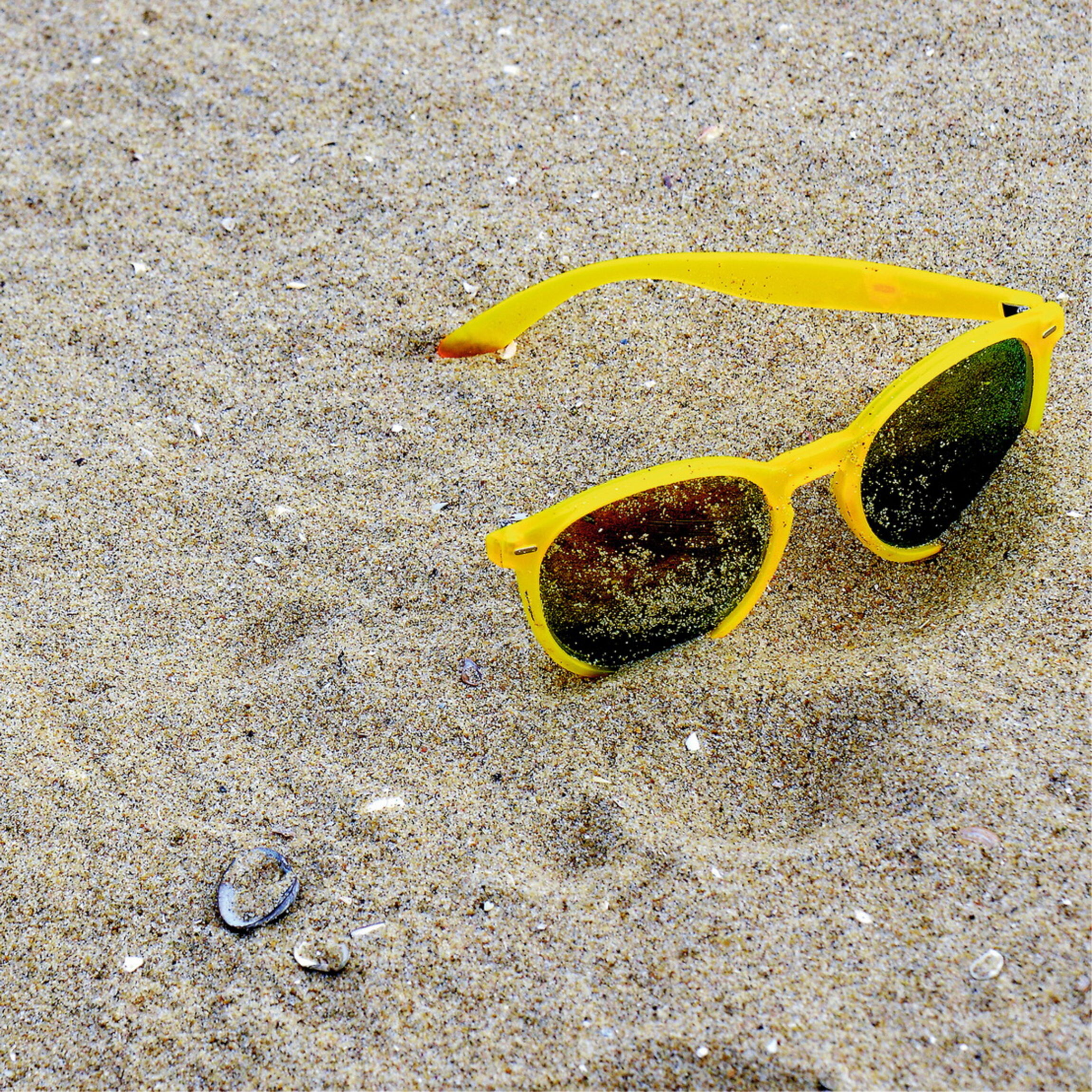 Endlich Sommer - Sonnenbrille am Strand