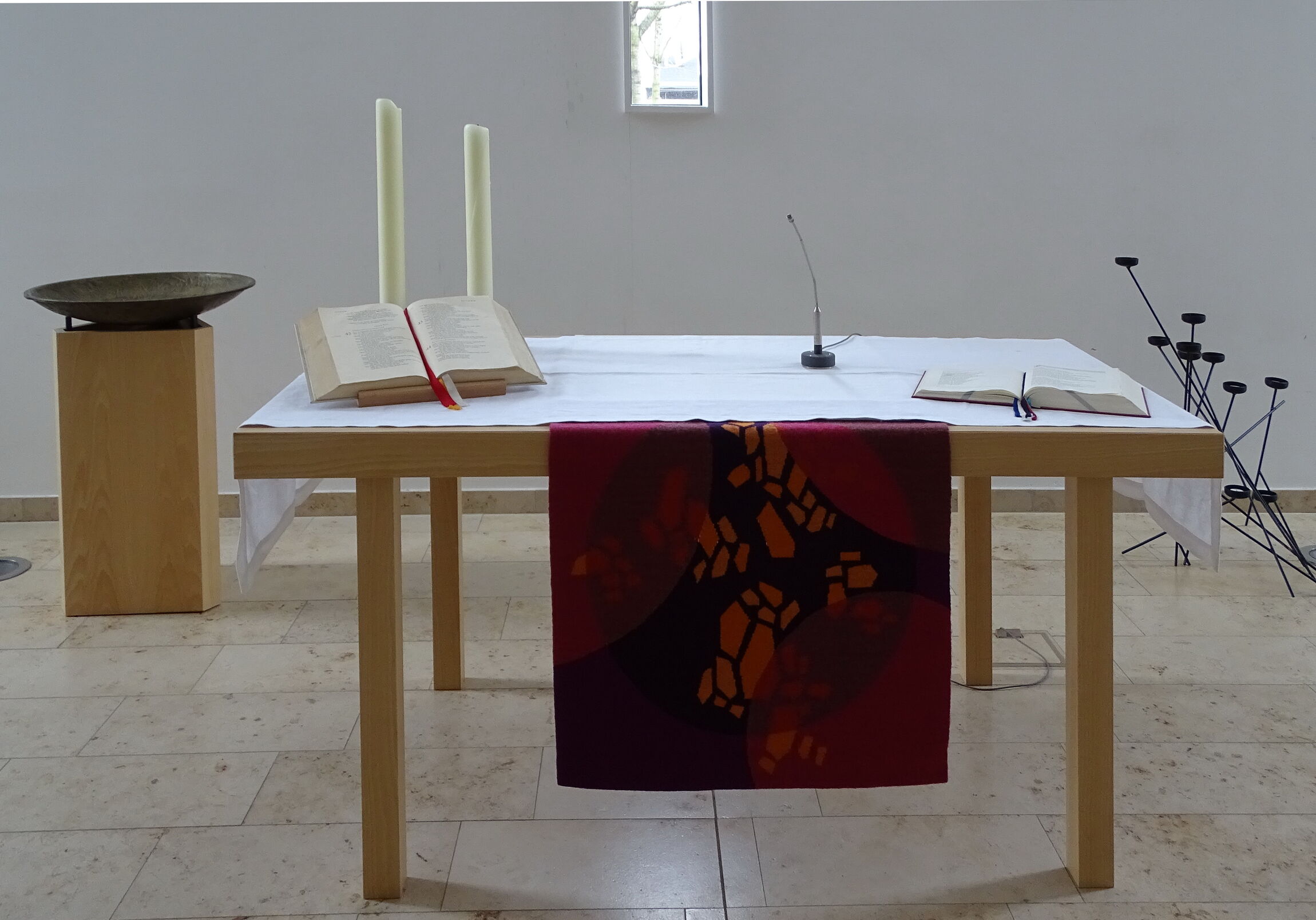 Neuer Altar und Taufbecken aus Buchenholz