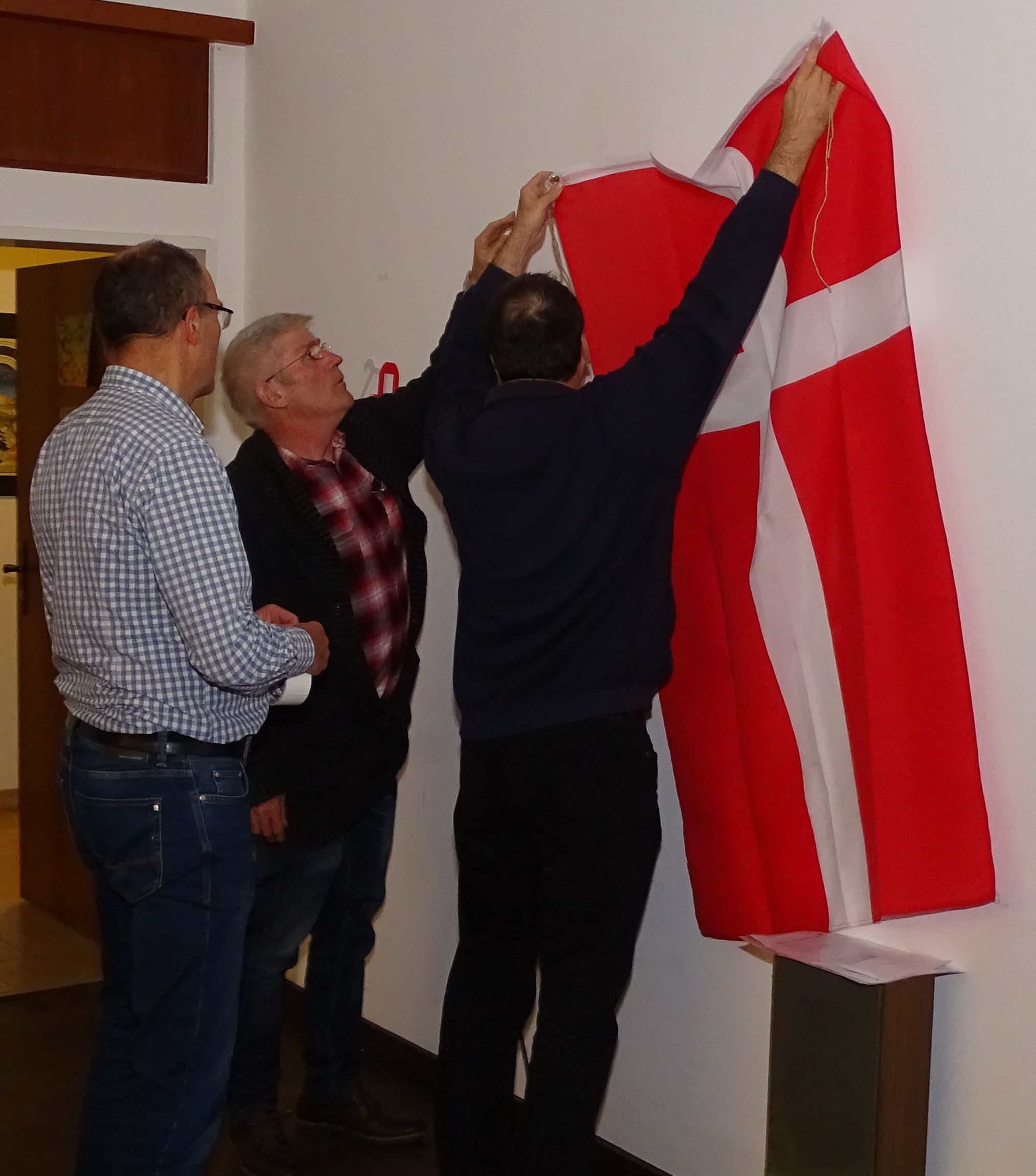 Die dänische Flagge wird aufgehängt