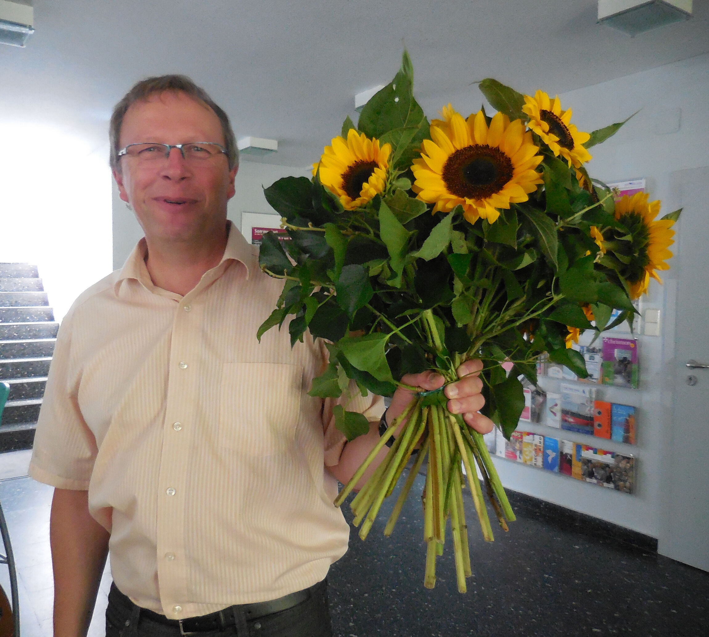 Ehemaliger Pastor Schnidt bekommt Blumenstrauß
