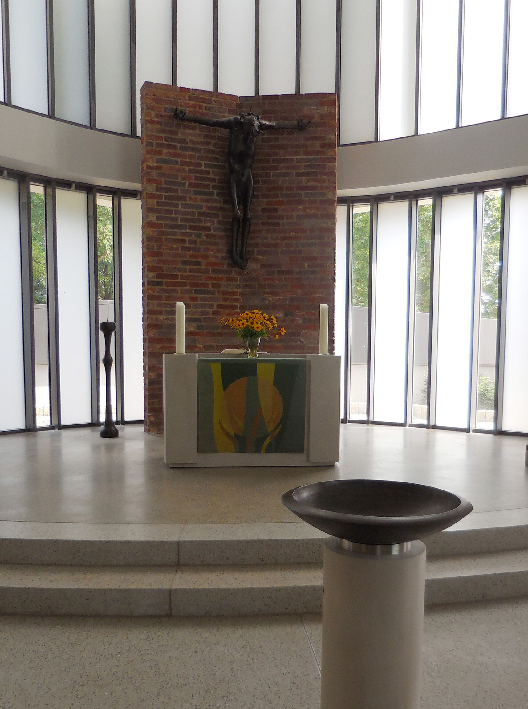 Altar und Taufbecken