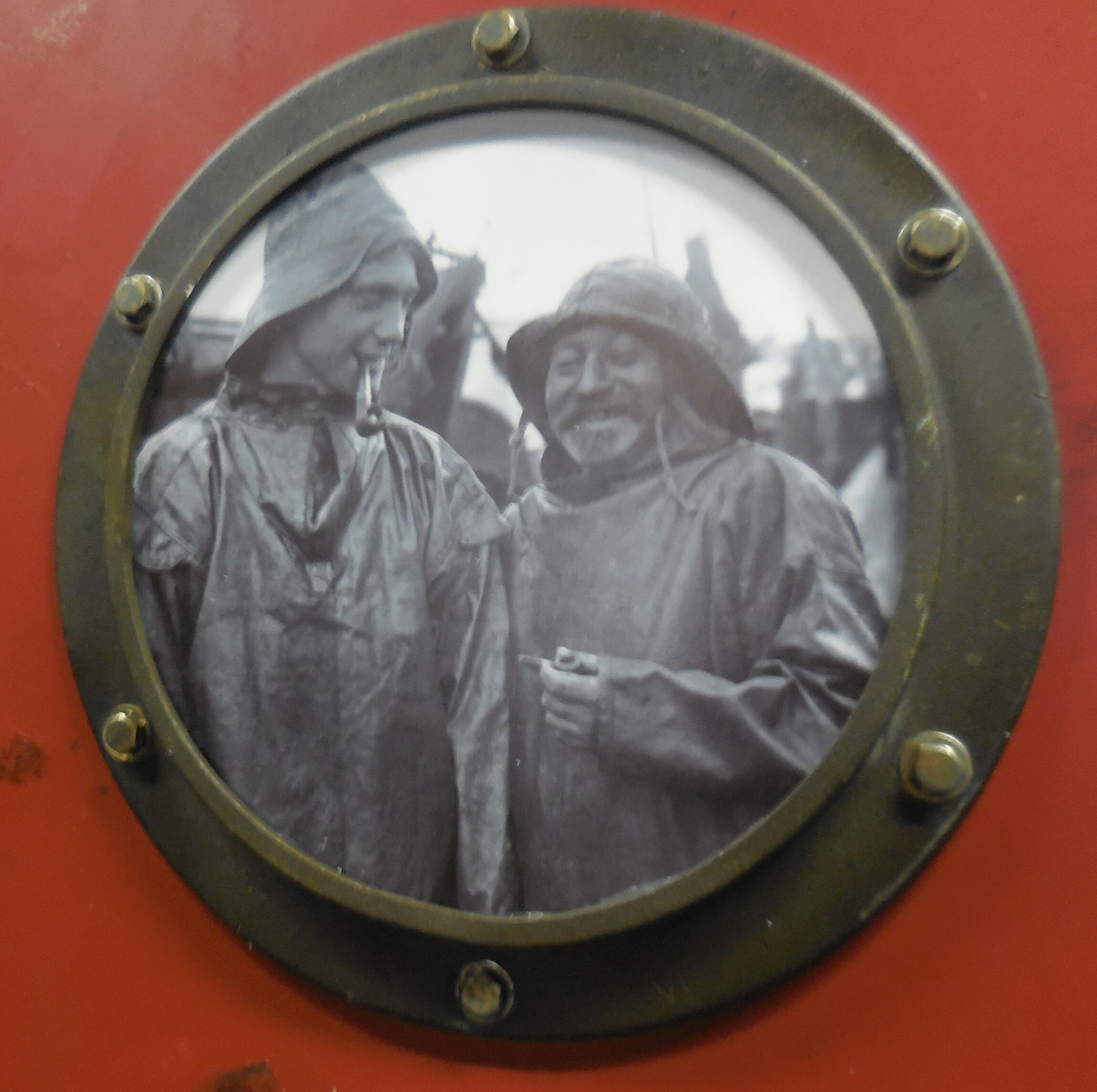Cuxhaven - Seeleute hinter Bullauge