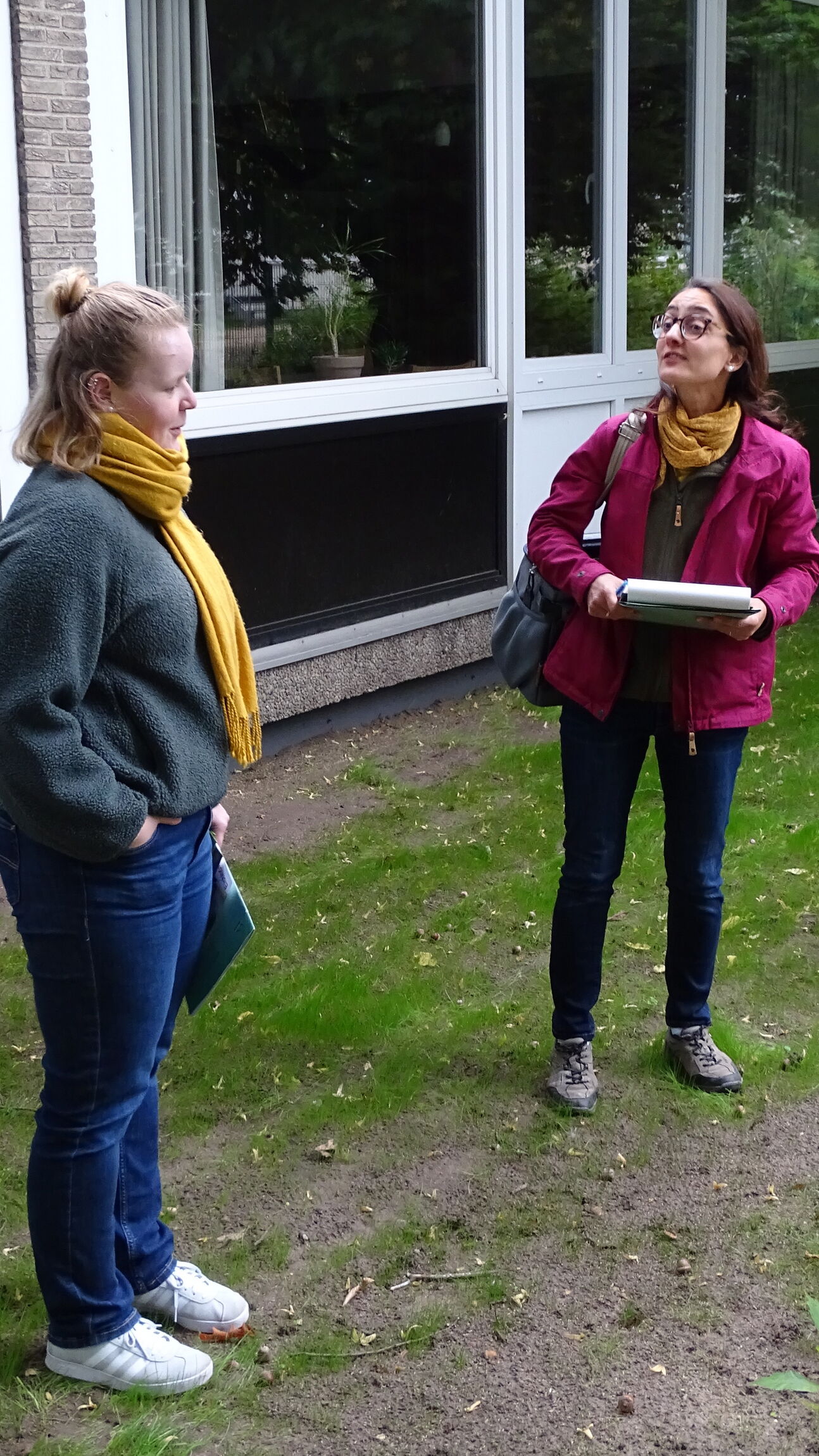 Carolin Ratsch erläutert ökolgisches Gärtner in der Gemeinde
