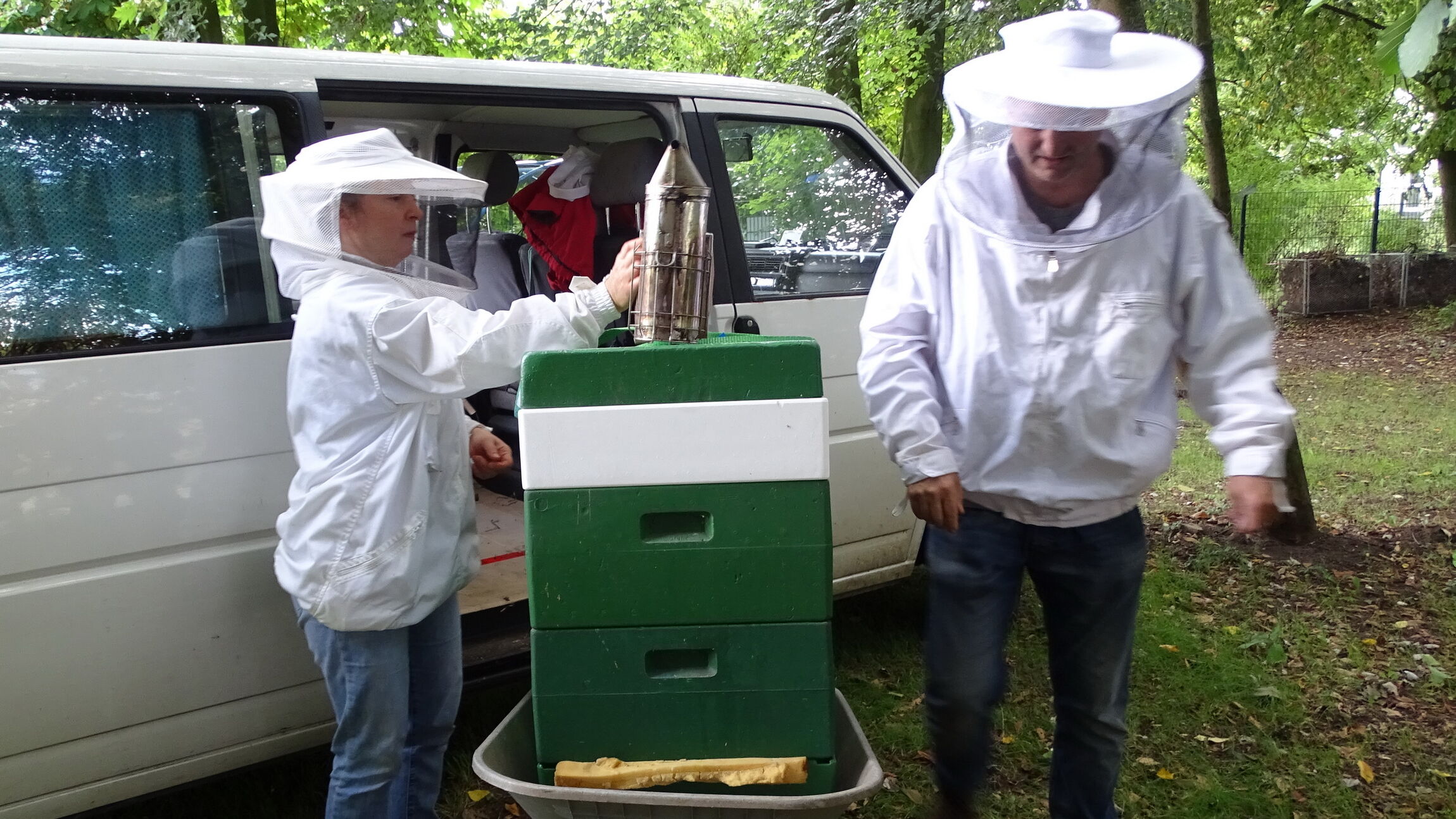 Zwei Bienstöcke werden ausgeladen