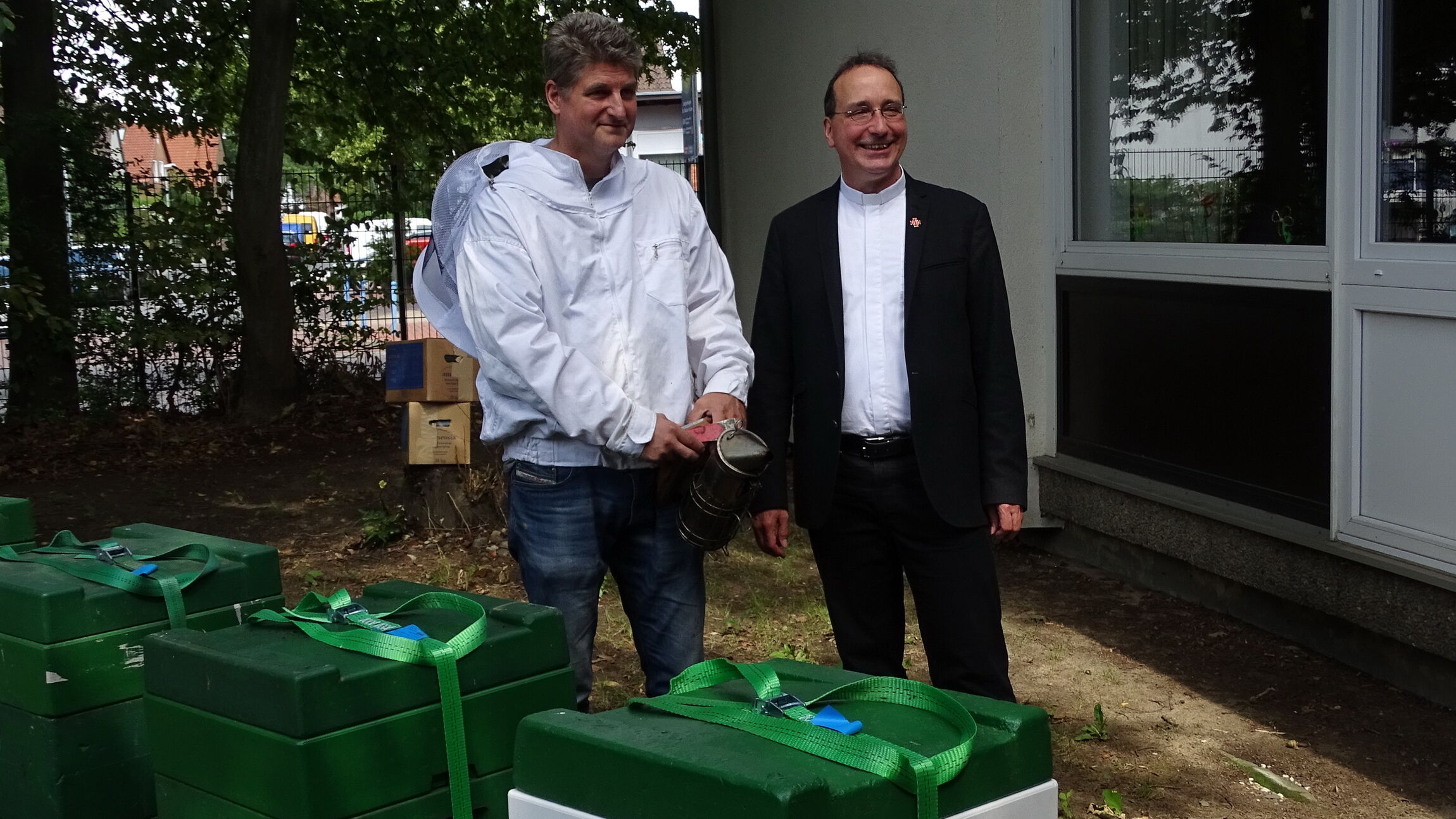 Herr Münch und Pastor Dr. Foerster vor den Bienenstöcken