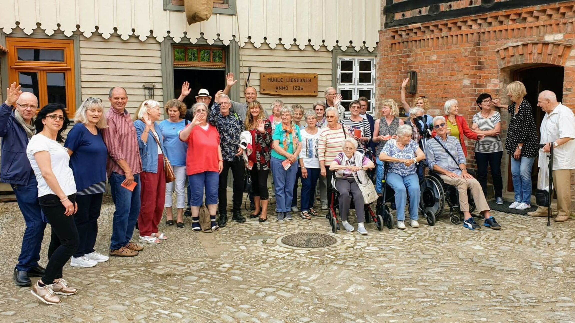 Gruppe vor der Mühle Liesebach