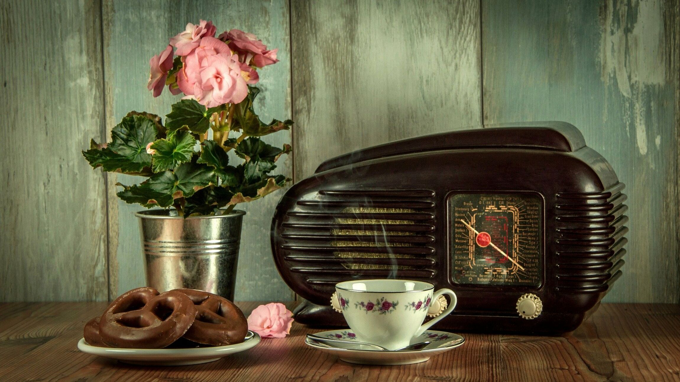 Kaffeetafel mit Radio 