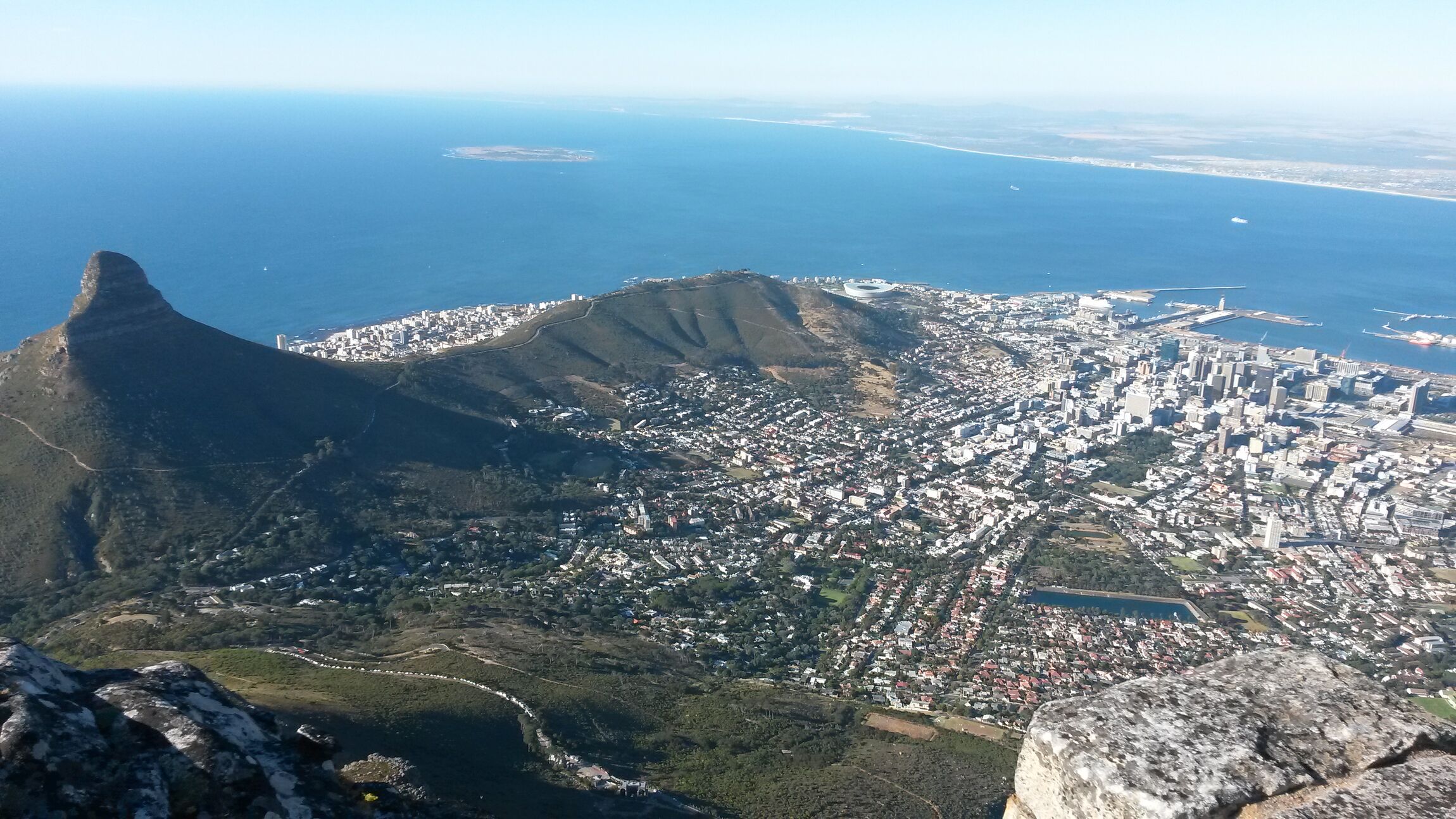 Blick vom Tafelberg auf Kapstadt, den Lions Head und den Signal Hill, im Hintergrund "Robben Island"