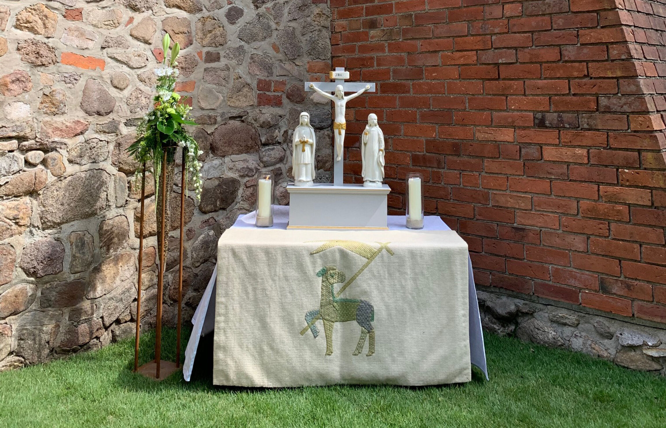 Kreuzigungsgruppe auf dem Altar in Visselhoevede