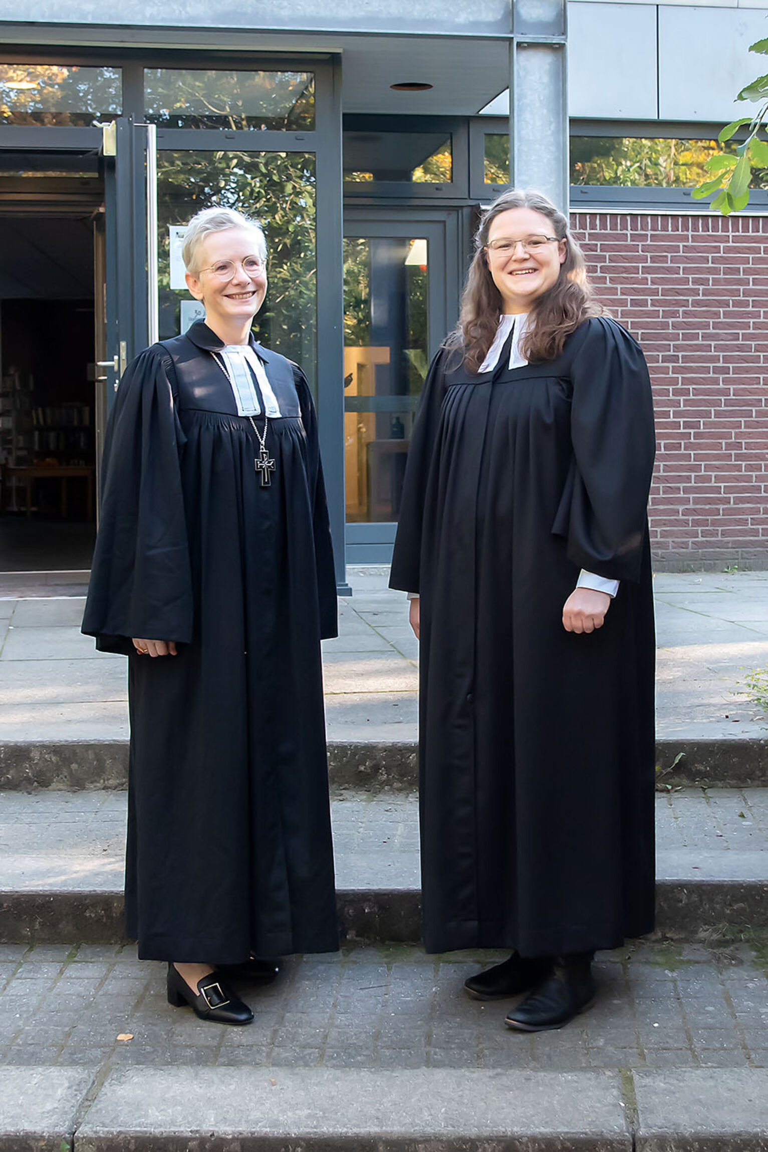 Kira Eiben (rechts) mit Regionalbischöfin Petra Bahr nach ihrer Ordination (Foto: Fanny Kurtz)