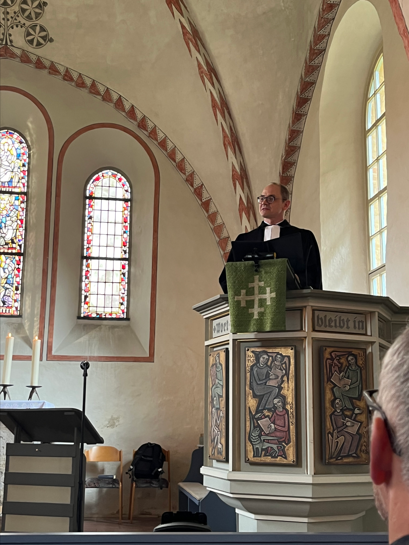 Pastor Jens Kertess in der St. Nicolai-Kirche in Borstel