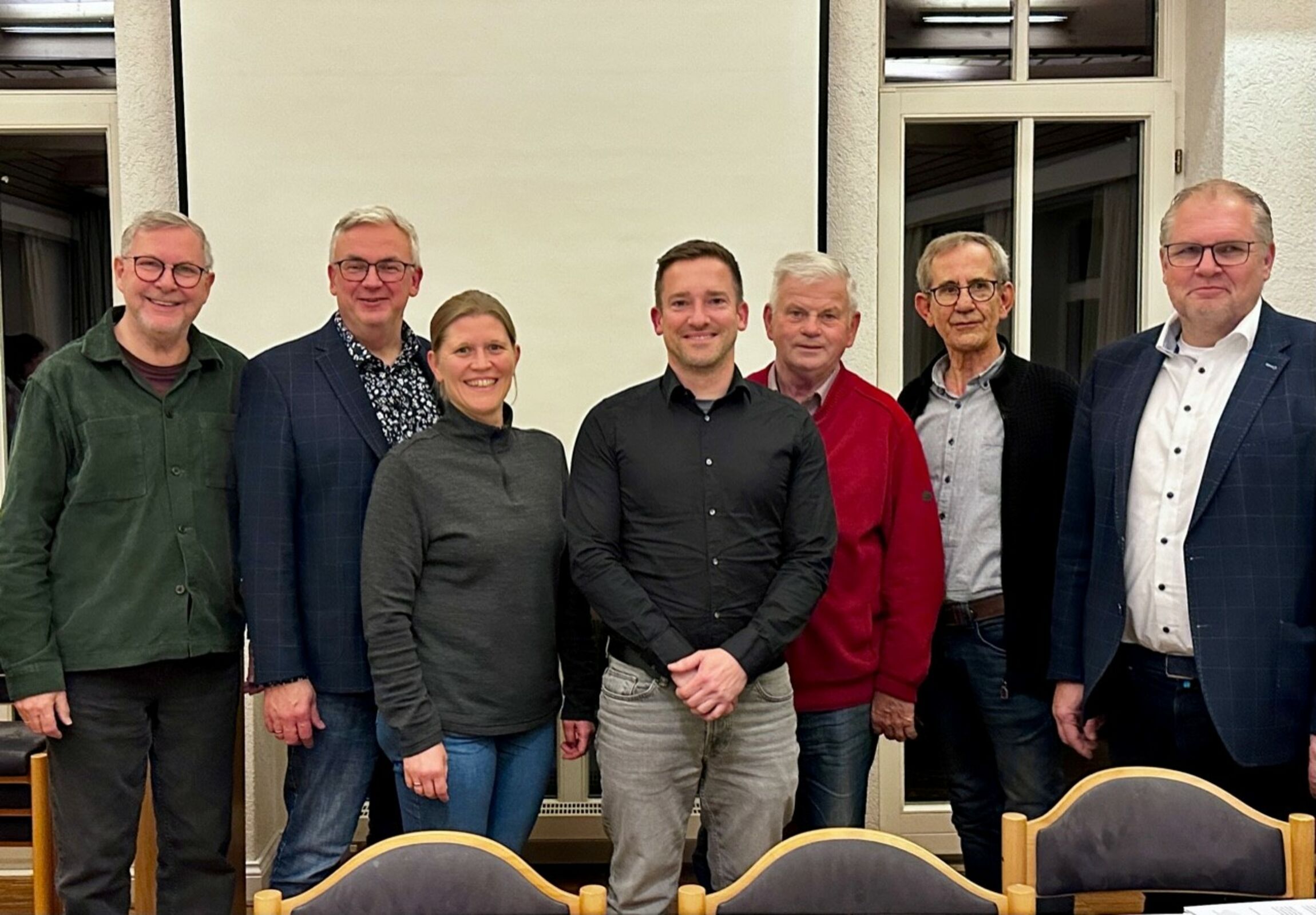 vlnr.: Carl Friedrich Brüggemann, Helmut Hartema, Alke Eden, Jens Eden, Dieter Voß, Theodor Spekker, Superintendent Thomas Kersten