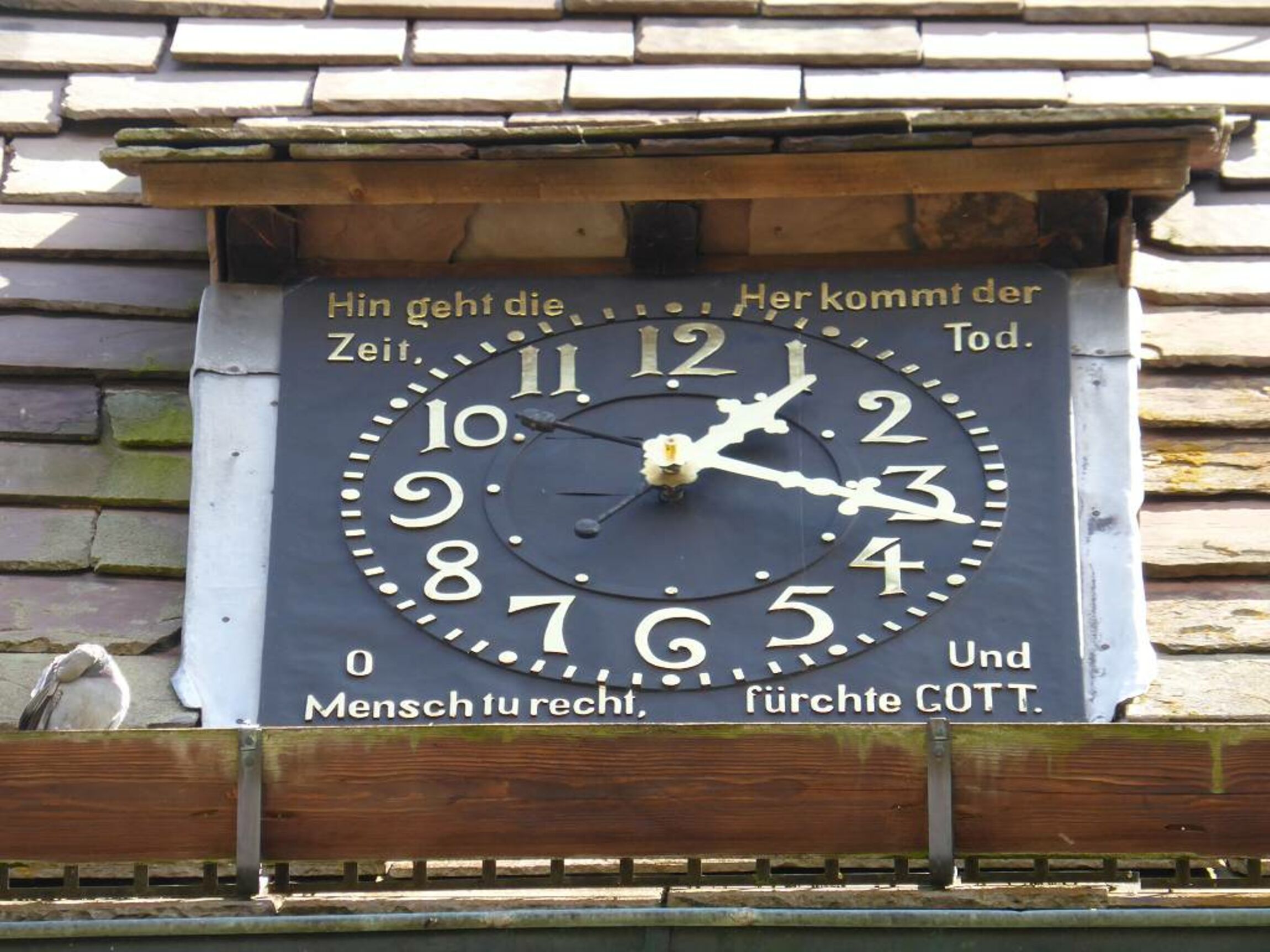Turmuhr der St. Martinskirche Eimbeckhausen mit der Inschrift:  Hingeht die Zeit, Her kommt der Tod. O Mensch tu recht, Und fürchte Gott.