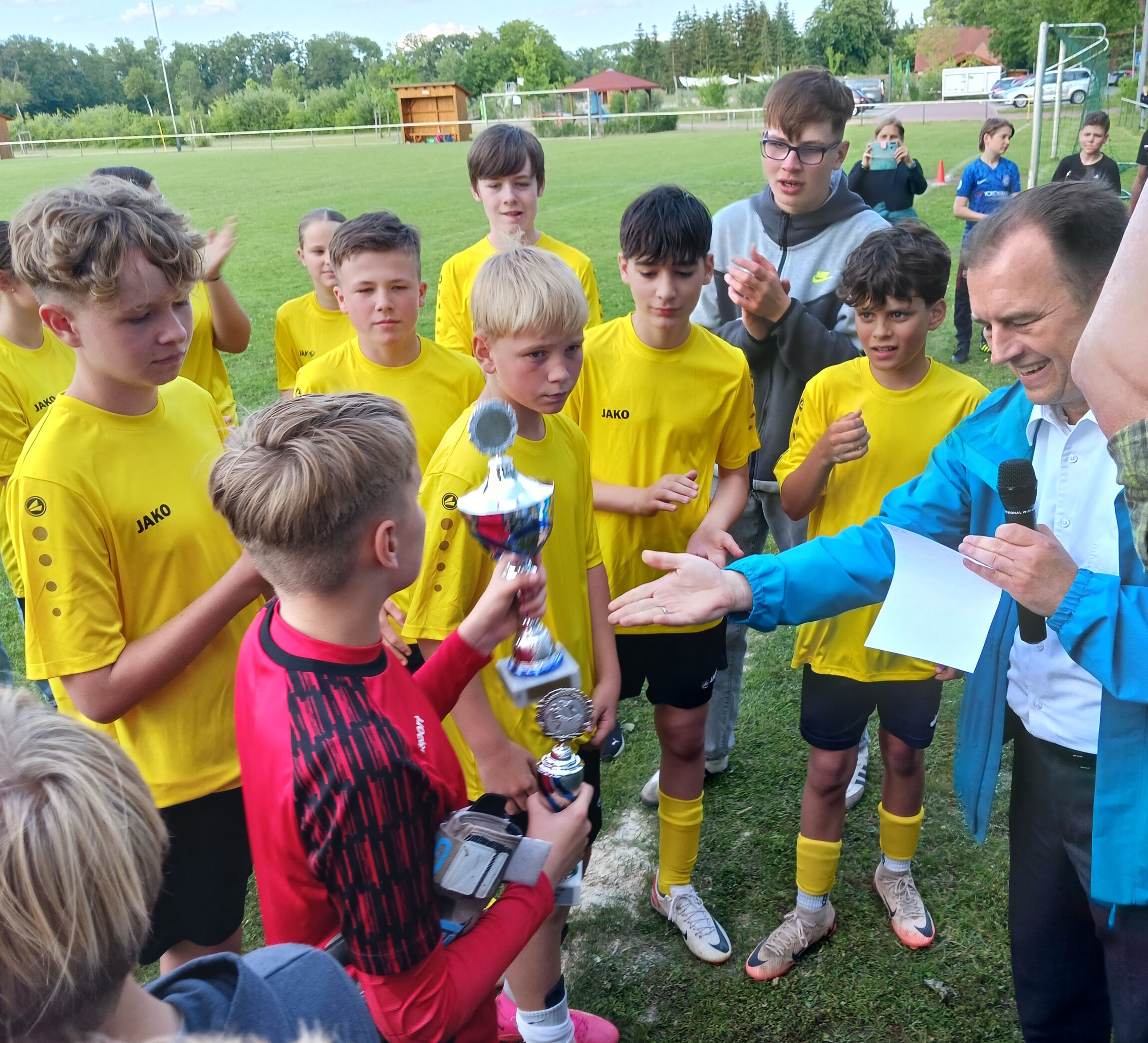 Superintendent Marco Voigt überreicht den Konficup 2025