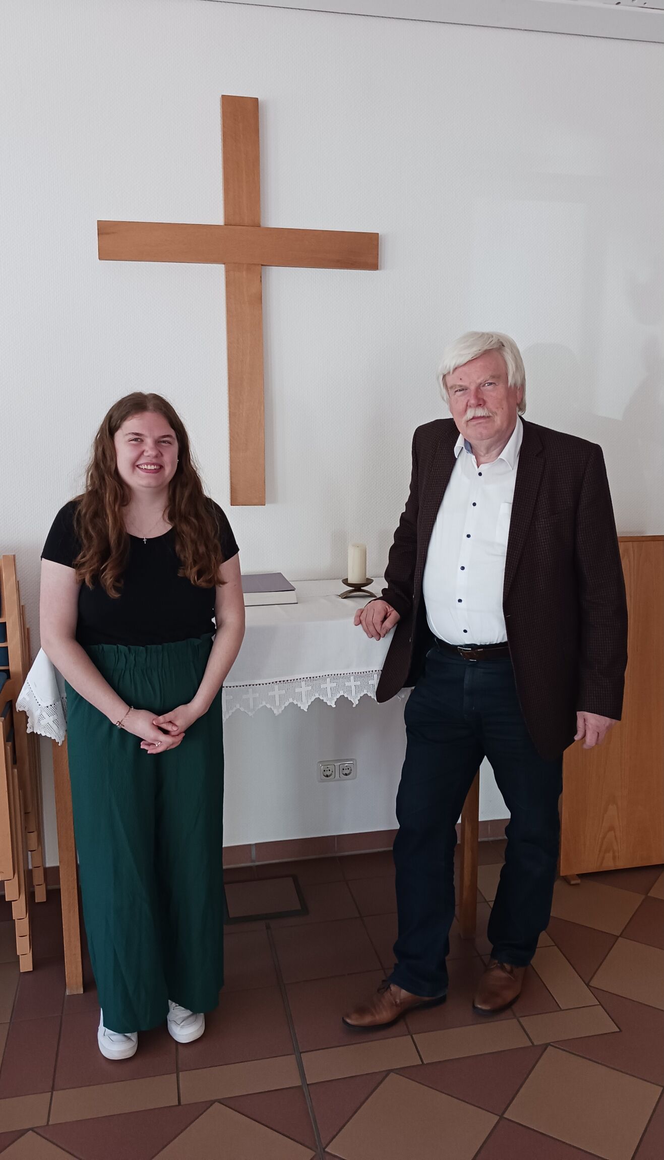 Isabel Hemker als derzeit jüngste Kirchenvorsteherin im Kirchenkreis und Friedhelm Siemann aus Stolzenau als einer der Dienstältesten in der Kirchenvorstandsarbeit