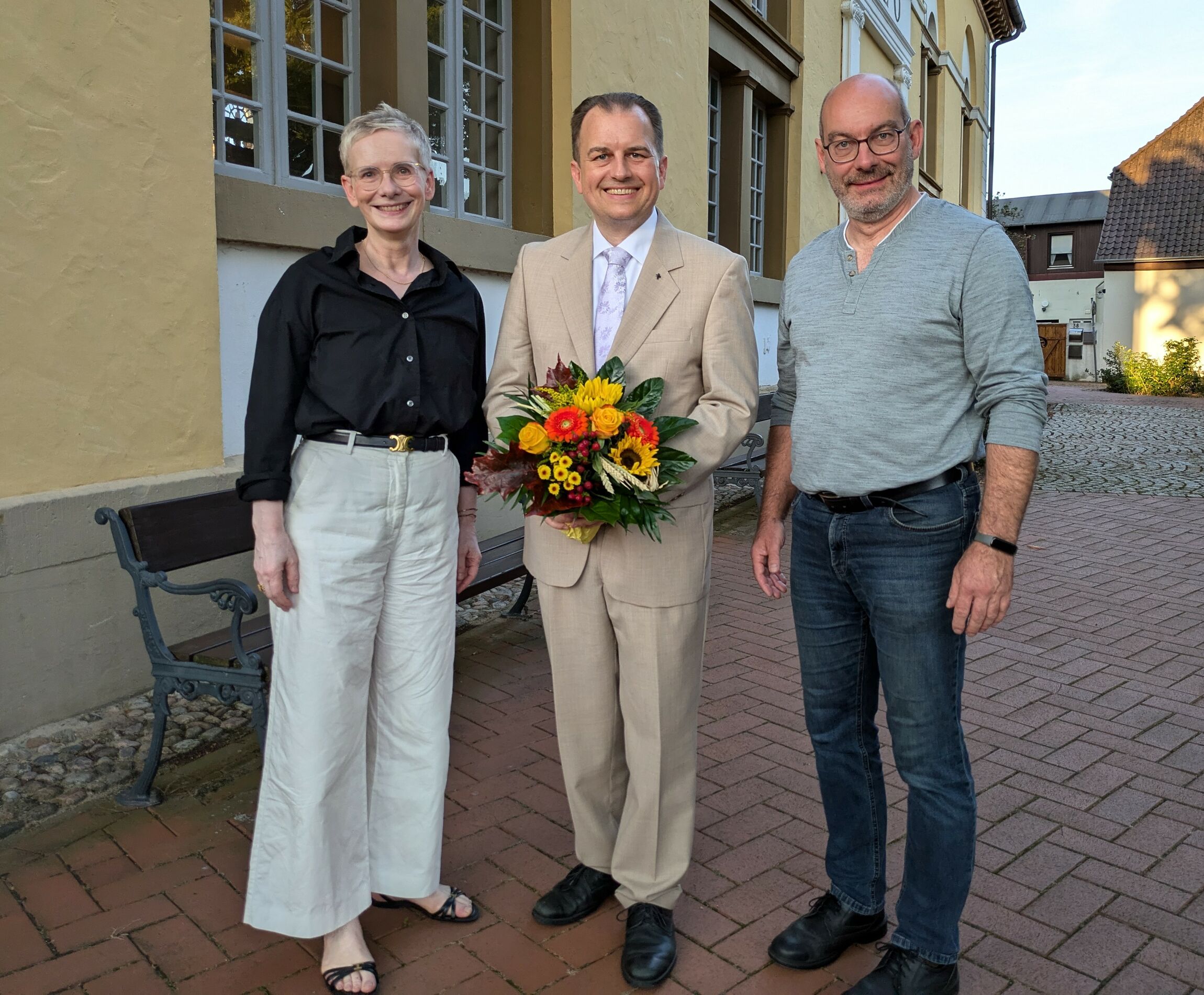 Regionalbischöfin Dr. Petra Bahr (links) gratulierte dem neuen Superintendenten im Kirchenkreis Stolzenau-Loccum, Marco Voigt (Mitte) zusammen mit dem Vorsitzenden der Kirchenkreissynode Ralf Buhre (rechts) zur erfolgreichen Wahl. Foto: Meret Köhne