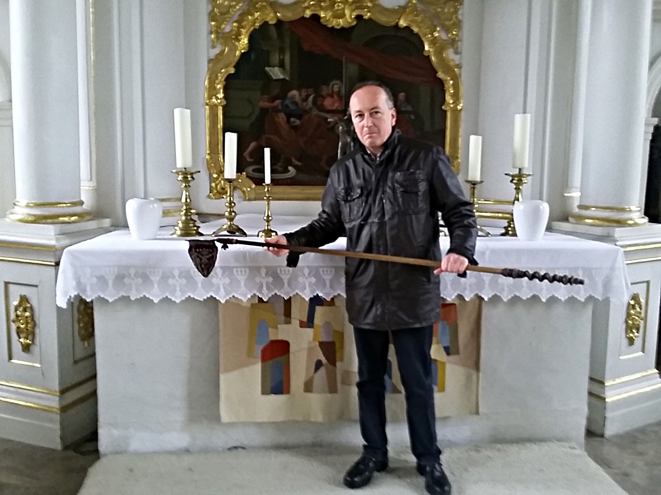 Dr. Thorsten Albrecht mit dem prächtigen Klingelbeutel in der Kirche in Kolenfeld / Foto: Lars Werner