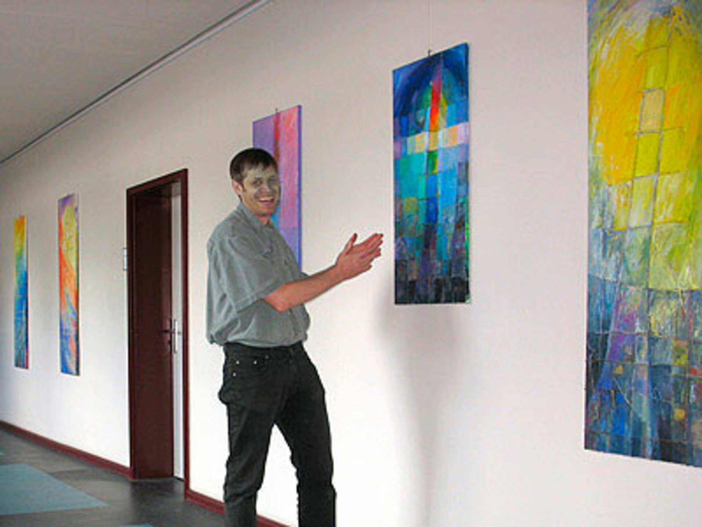 Ausstellung des Malers Sergej Tihomirov in den Fluren des Landeskirchenamtes 