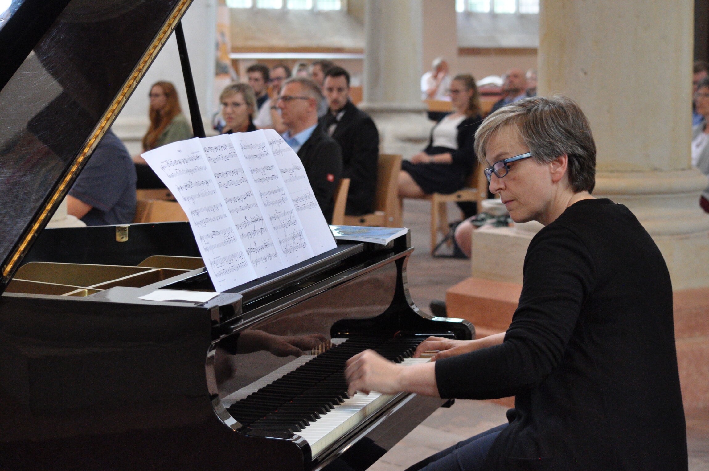 Angelika Rau-Culo spielt in der Michaeliskirche am Flügel.