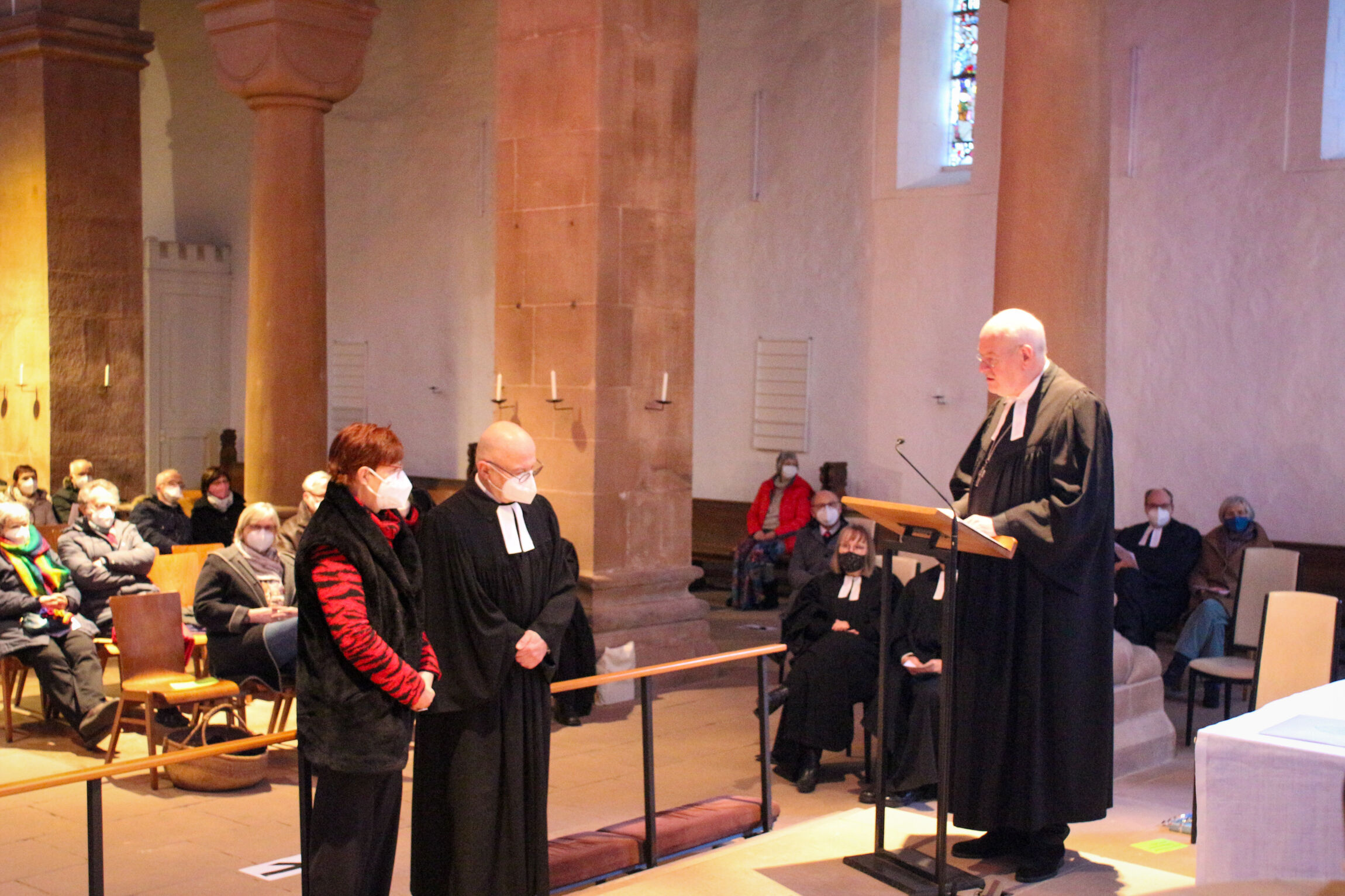 Regionalbischof Eckhard Gorka (von rechts) entpflichtete Superintendent Ulrich Wöhler, dem seine Frau Christine zur Seite stand.