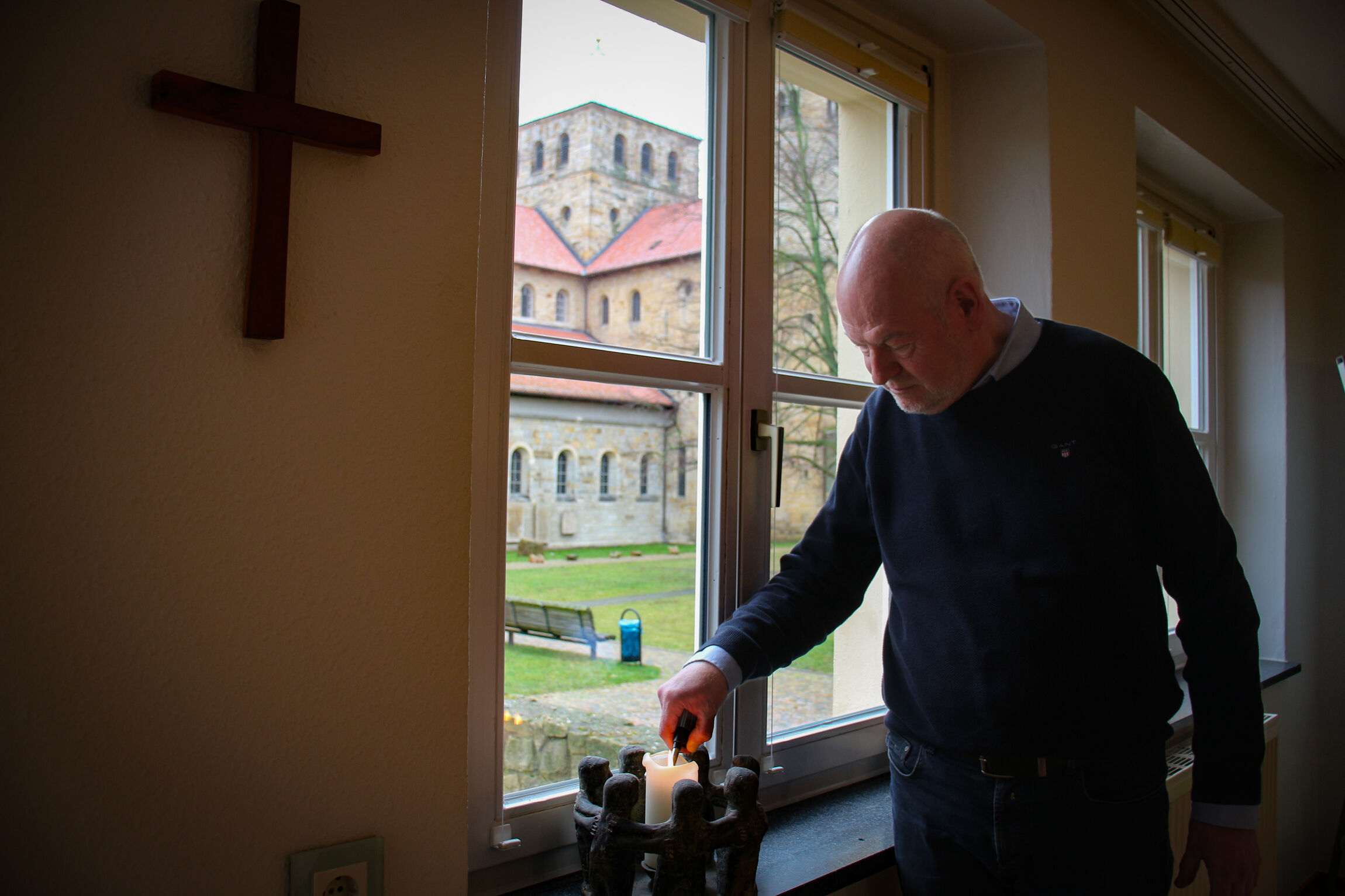 Regionalbischof Eckhard Gorka zündet in seinem Büro an der Michaeliskirche zum Gedenken ein Lichtfenster an. 