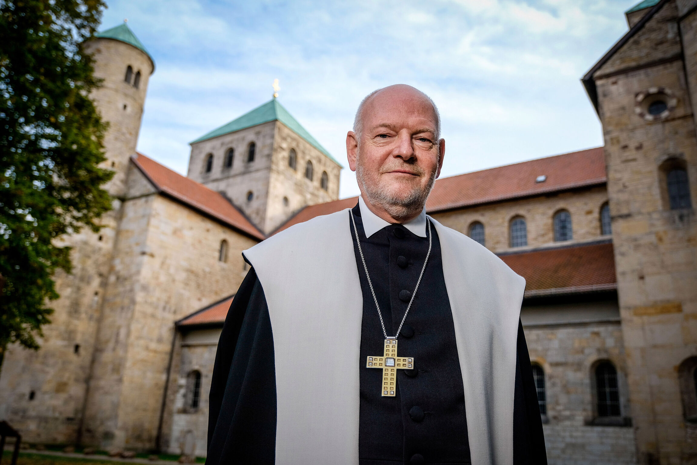 Regionalbischof Eckhard Gorka, hier im Innenhof des Michaeliskloster, ist zudem Abt des Klosters Amelungsborn.