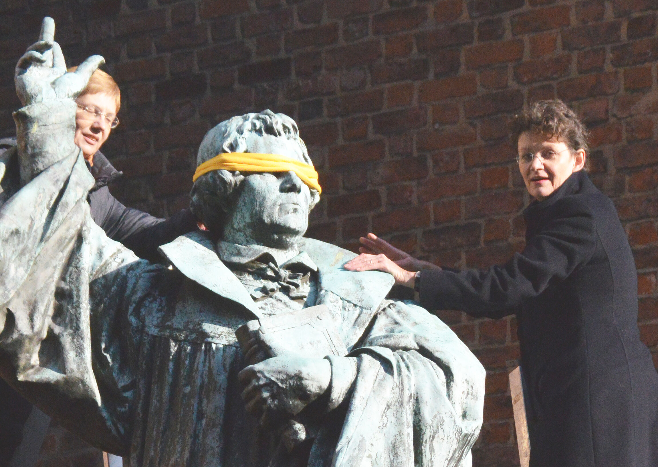 Ursula Rudnick (l.) und Hanna Kreisel-Liebermann an der Martin-Luther-Statue neben der Marktkirche 