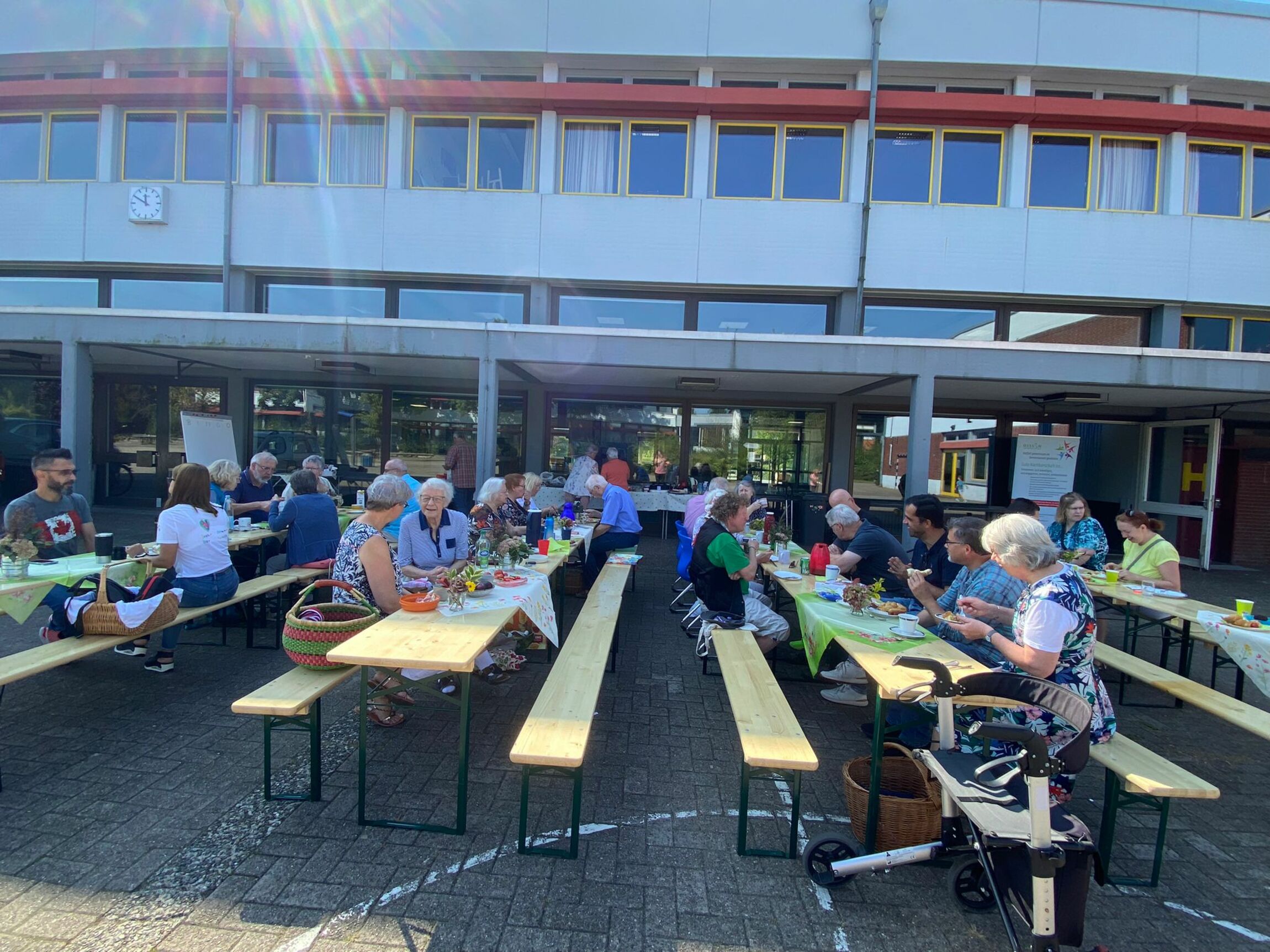 Picknick bei Sonnenschein auf dem Schulhof der HFG