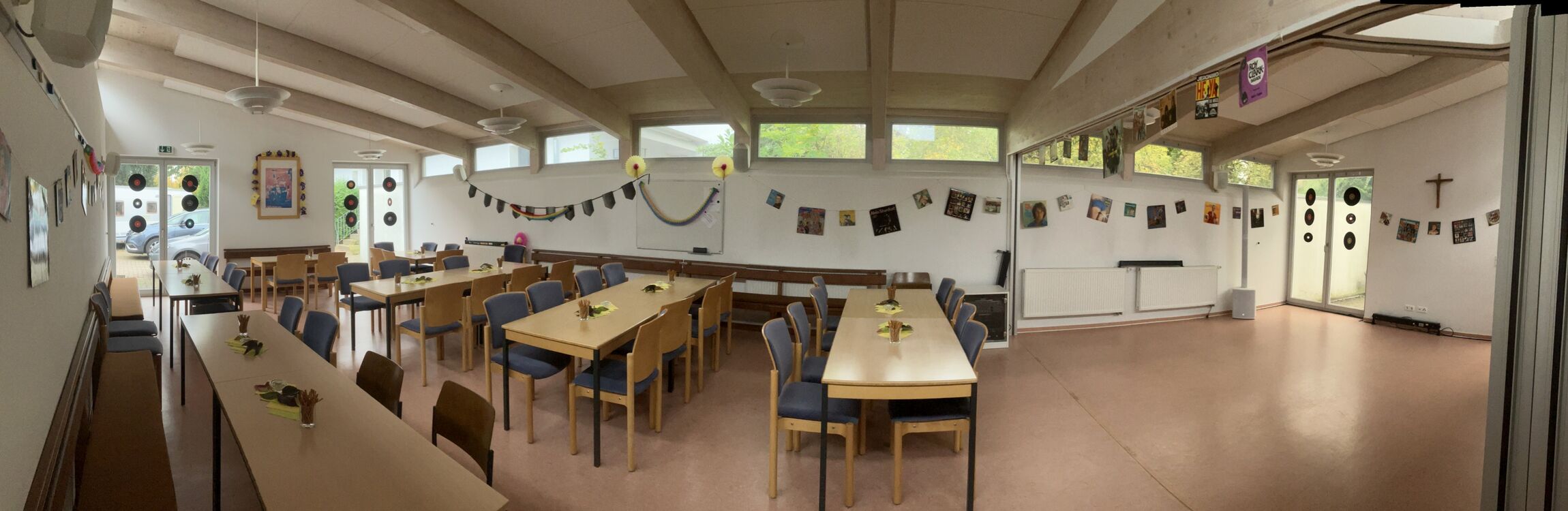 Oldieabend 11.10.2025 Gemeinderaum dekoriert - 75 Jahre Adventskirche