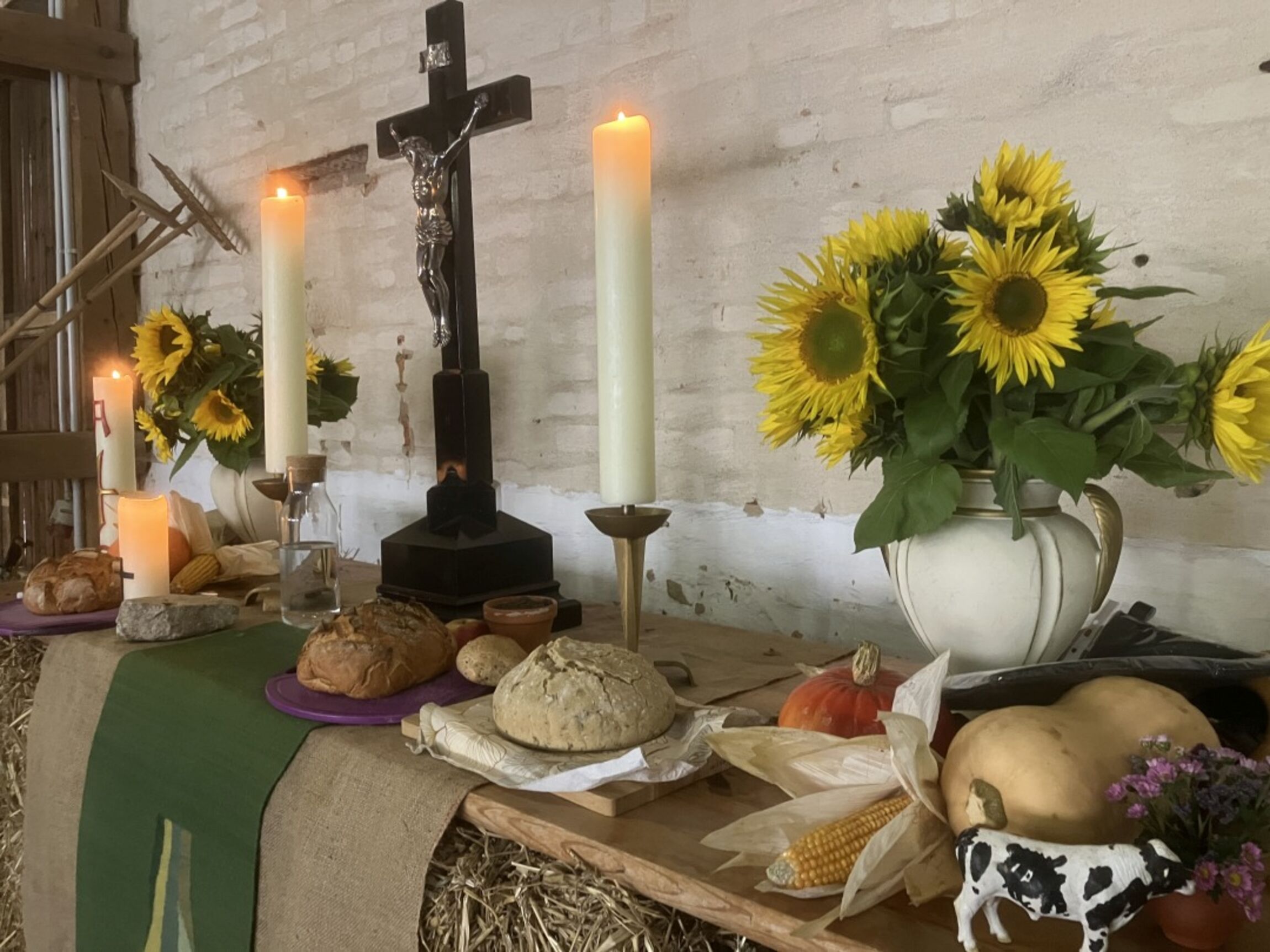Erntedank-Altar 2025 / Nahaufnahme - Foto: Götz Göttsche
