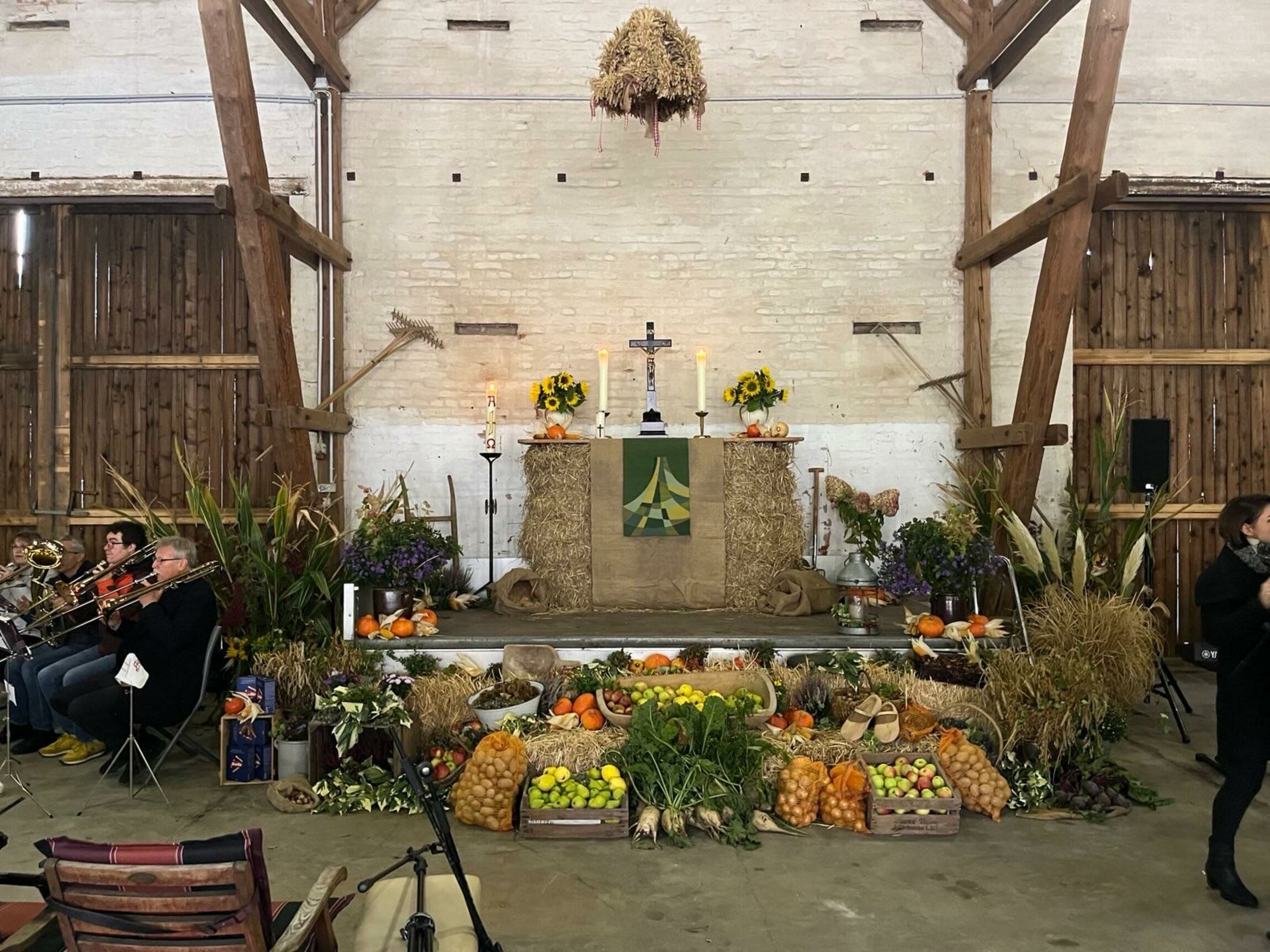 Erntedank-Altar 2025 / Totale - Foto: Heike Diers