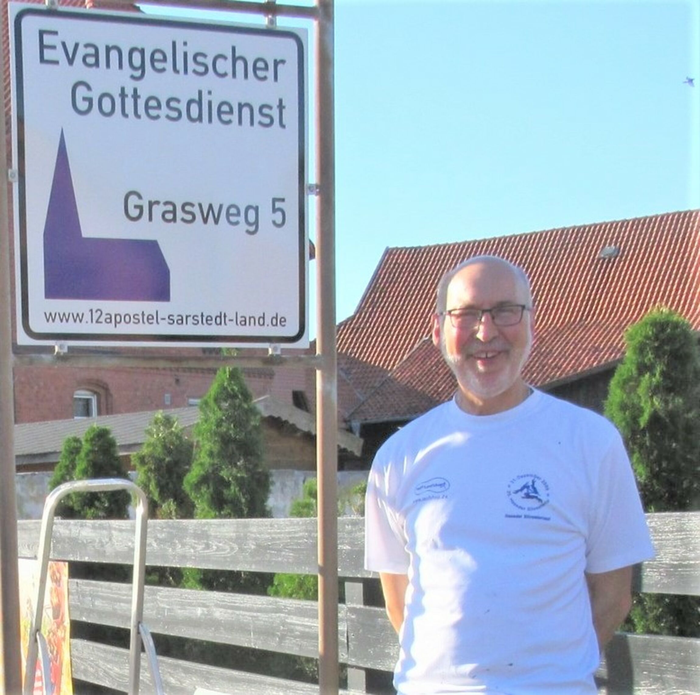 Uwe Schelske vor neuer Kirchentafel am Ortseingang 05.08.2020