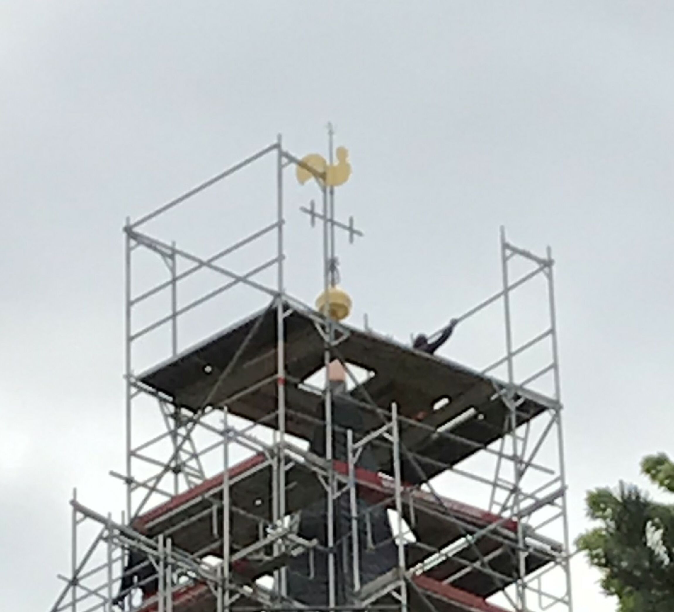 Hotteln Kirchturm 13.05.2022 - Die Turmspitze ist wieder vollständig 