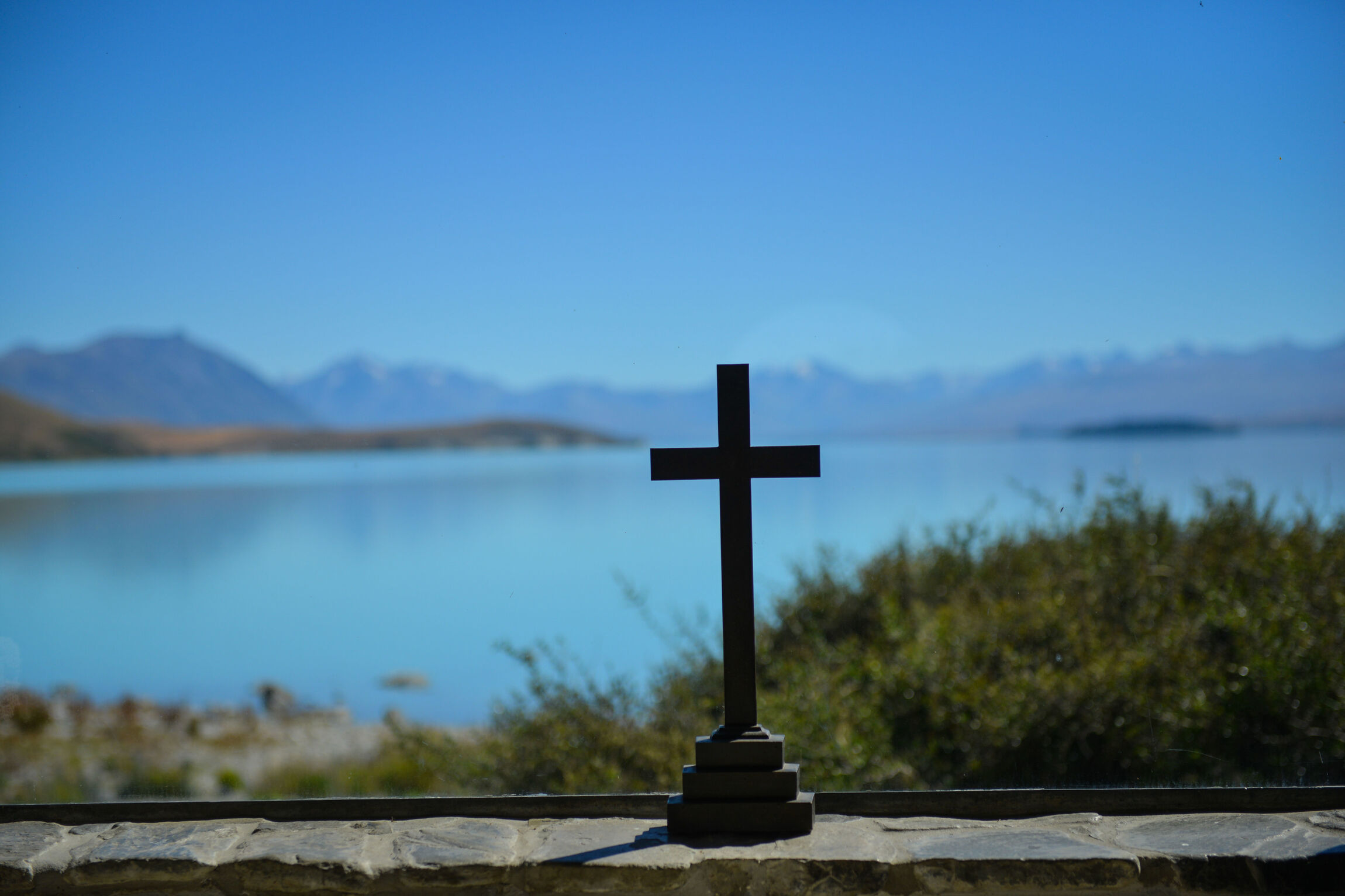 Neuseeland Suedinsel Kirche Wasser See Meer Altar Kreuz