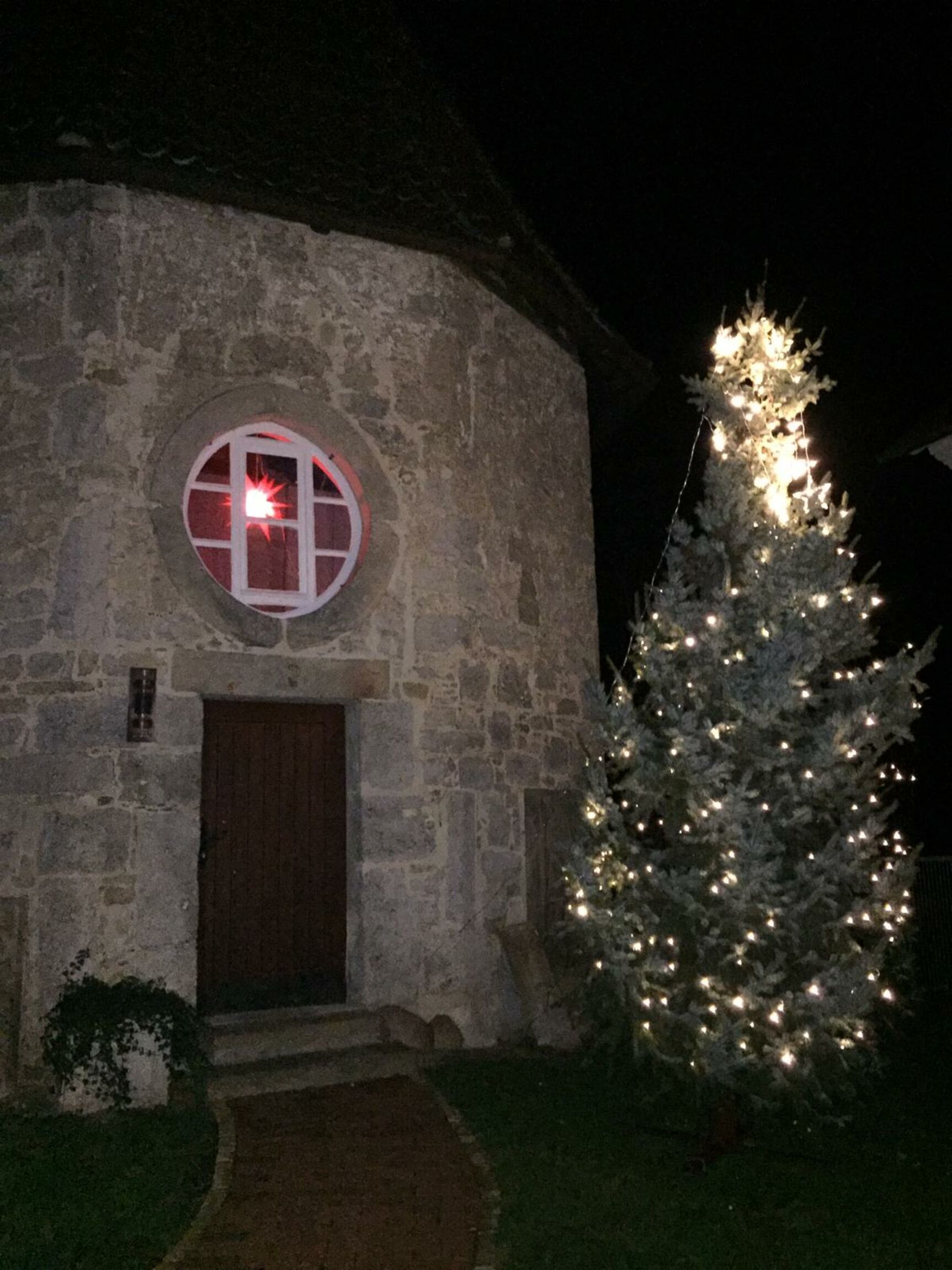 2020 Weihnachtsbaum Bledeln hinder der Kirche (A. Austen)