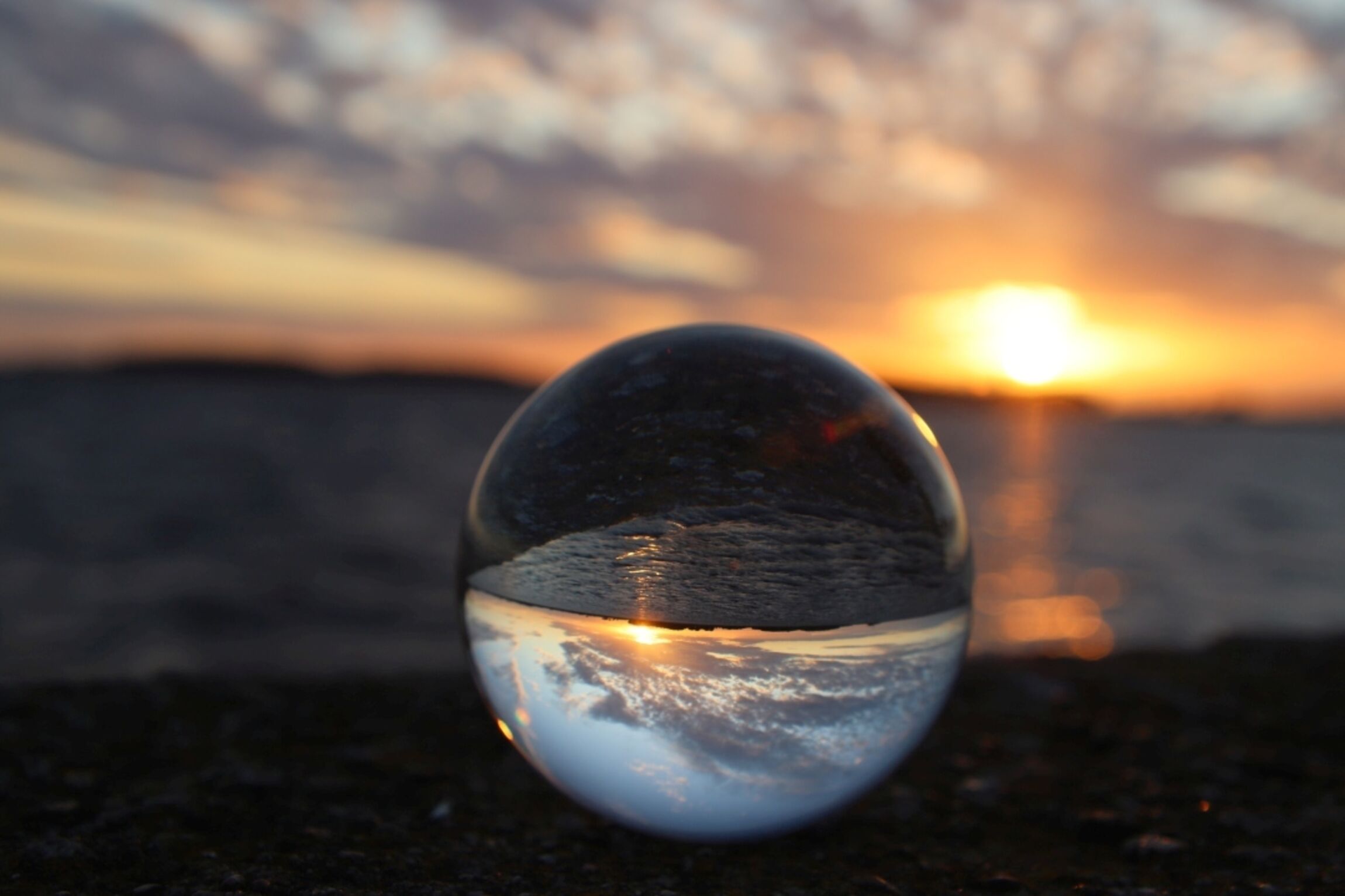 Sonnenuntergang an der Küste durch Glaskugel - Gesa Demitz 2024